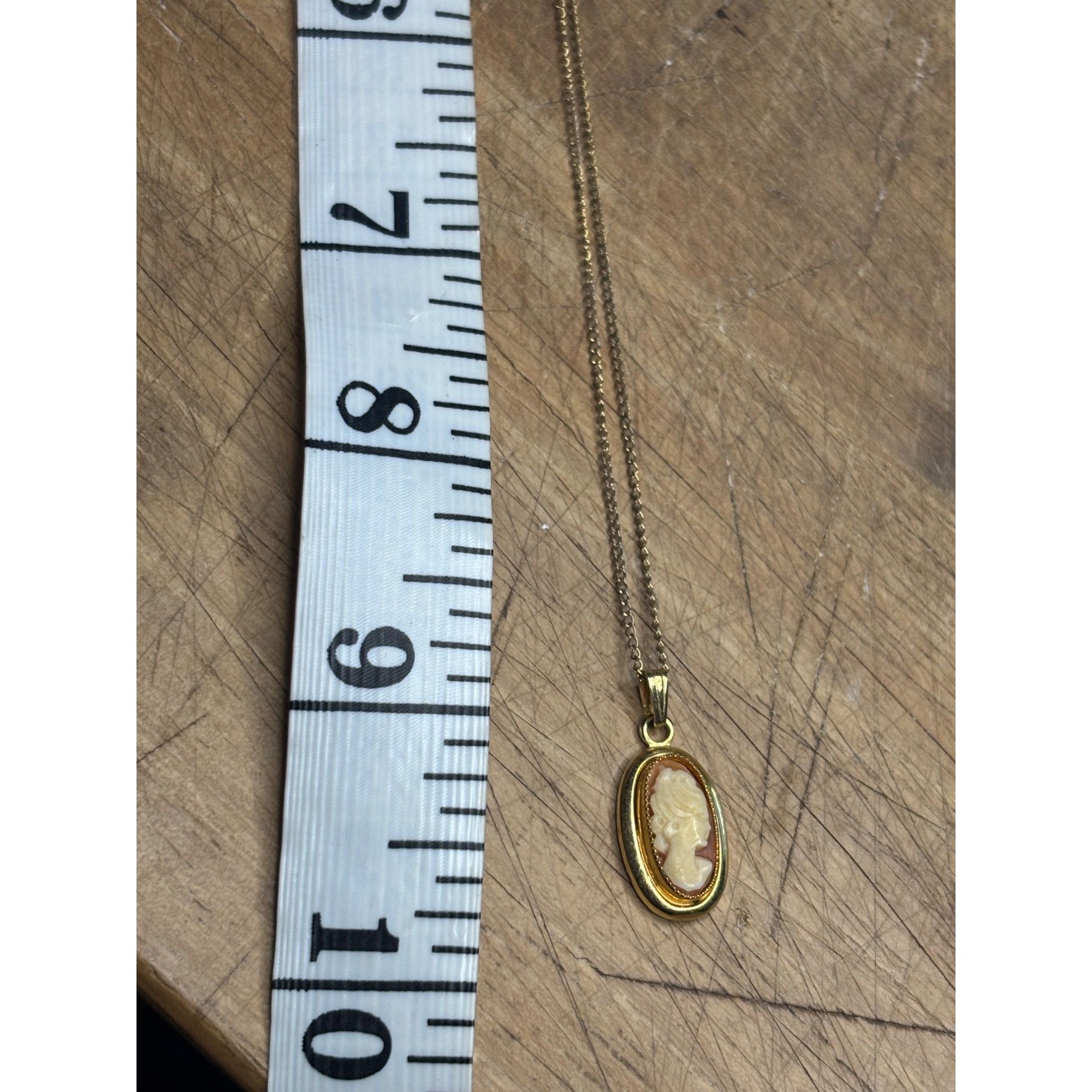 Vintage 12K Gold Cameo Pendant Necklace With Oval Frame & De