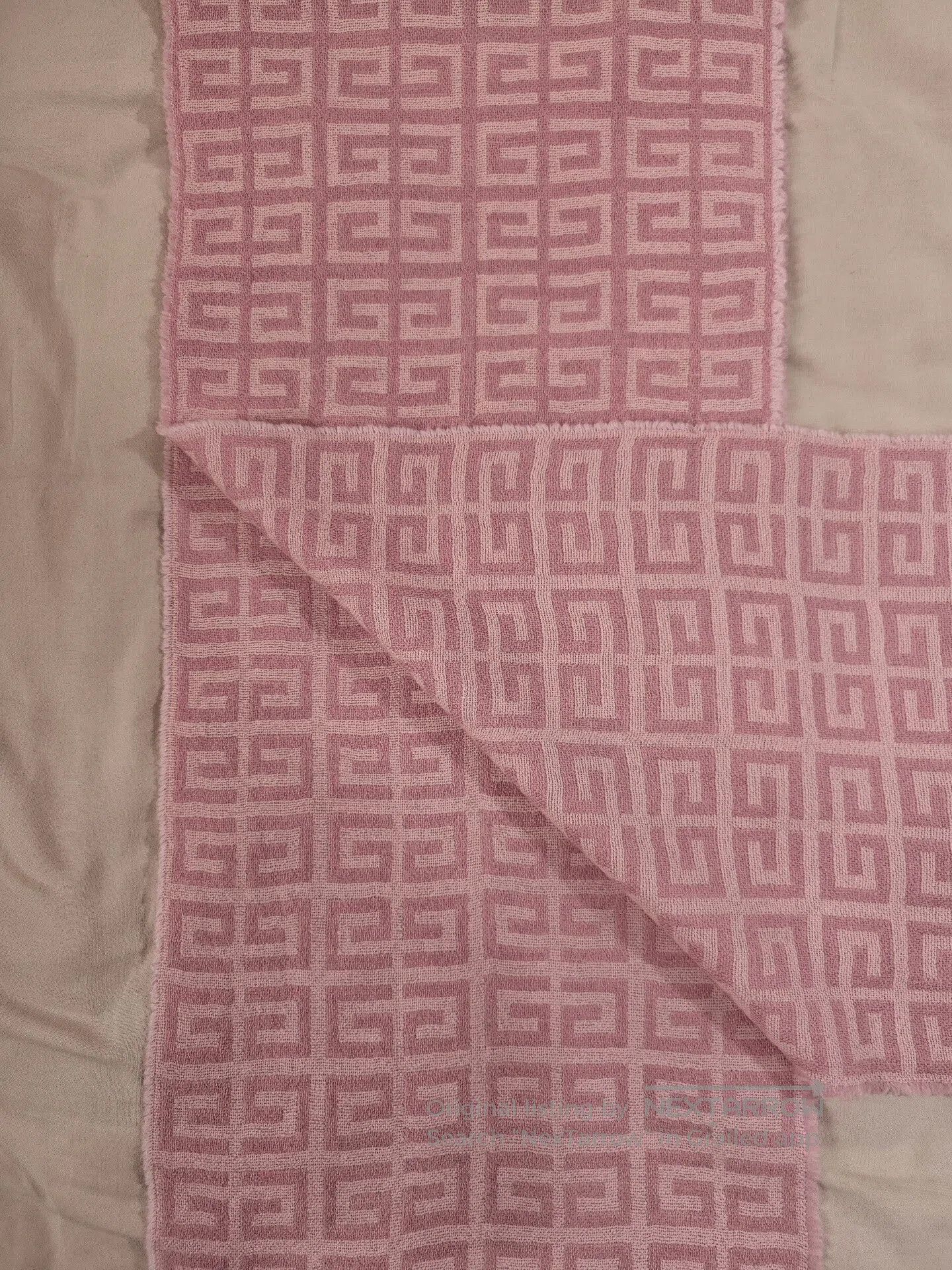 Givenchy Givenchy Italian Wool Scarf in Pink. Size ONE SIZE - 3 Thumbnail