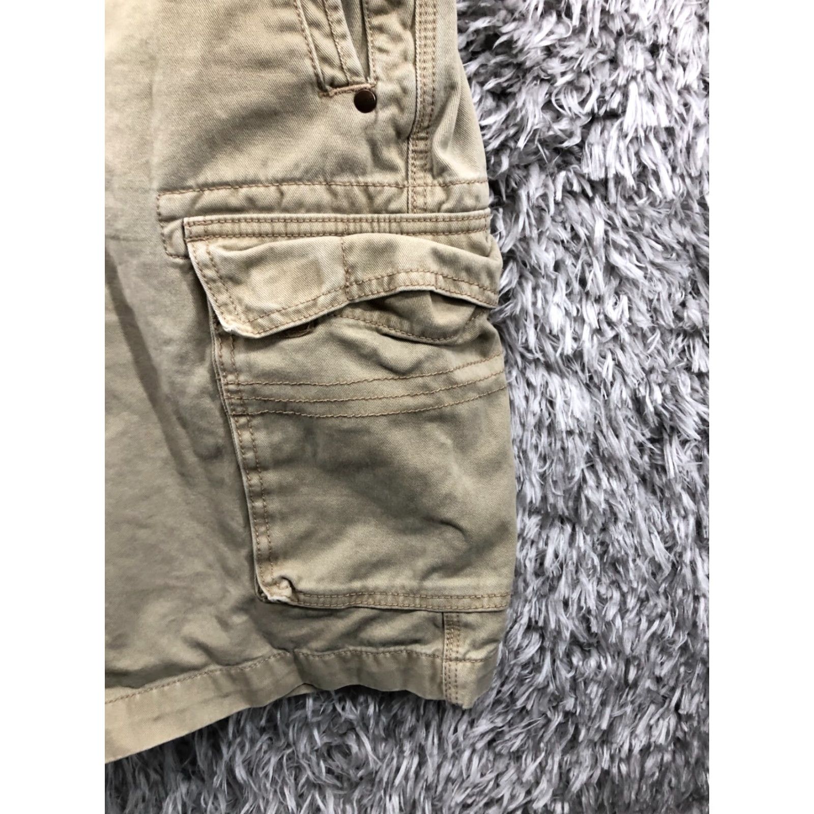 Old Navy Izod Cargo Shorts Mens Size 38 Mid Rise Med Wash Beige Size US 32 / EU 48 - 5 Thumbnail