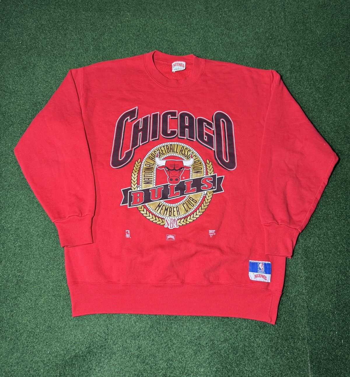 NBA × Nutmeg × Vintage Vintage 90s Chicago Bulls Nutmeg Mills Graphic Crewneck Size US XL / EU 56 / 4 - 1 Thumbnail
