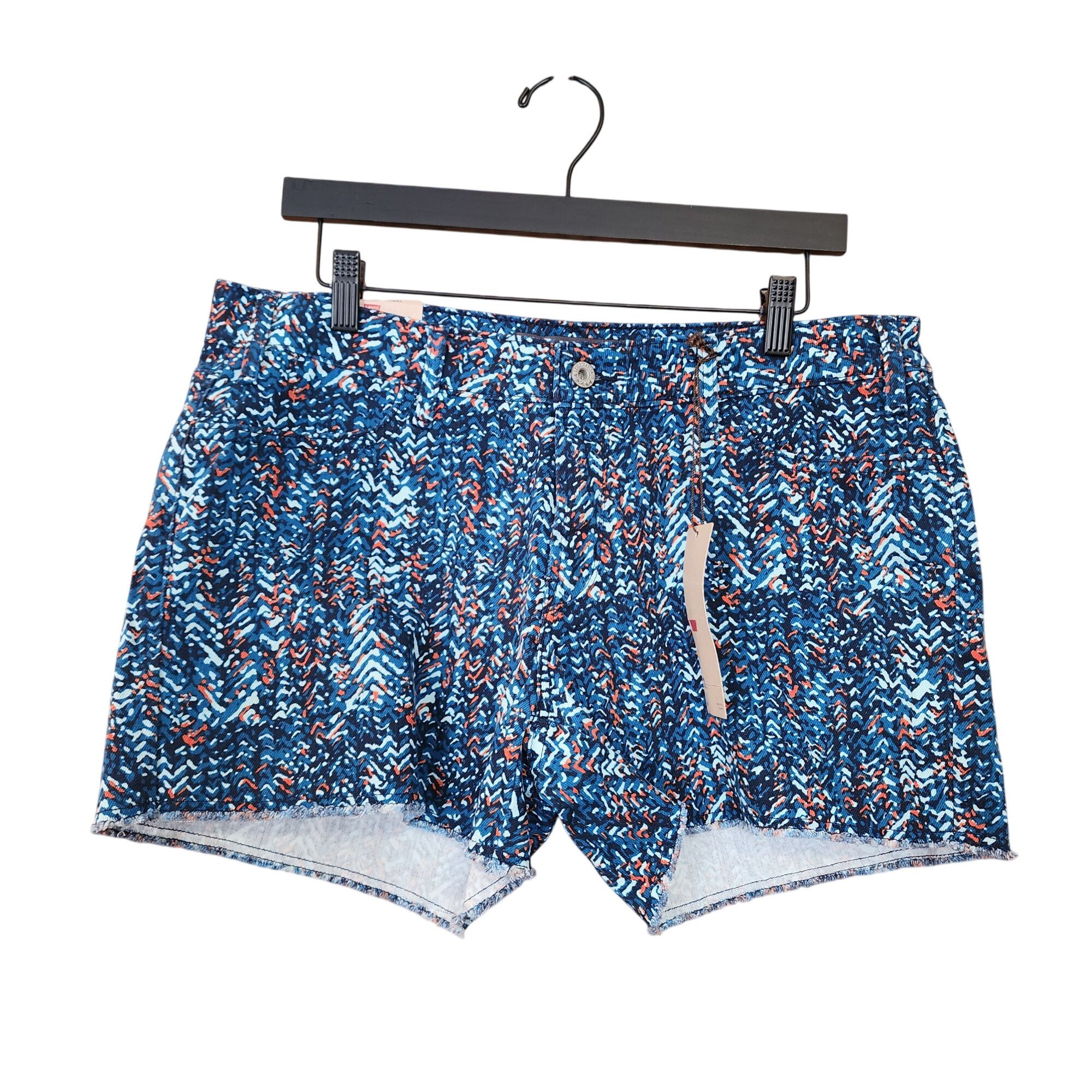 Levi's Levi's abstract chevron print shorts with a raw, frayed hem Size 36" / US 14 / IT 50 - 1 Thumbnail