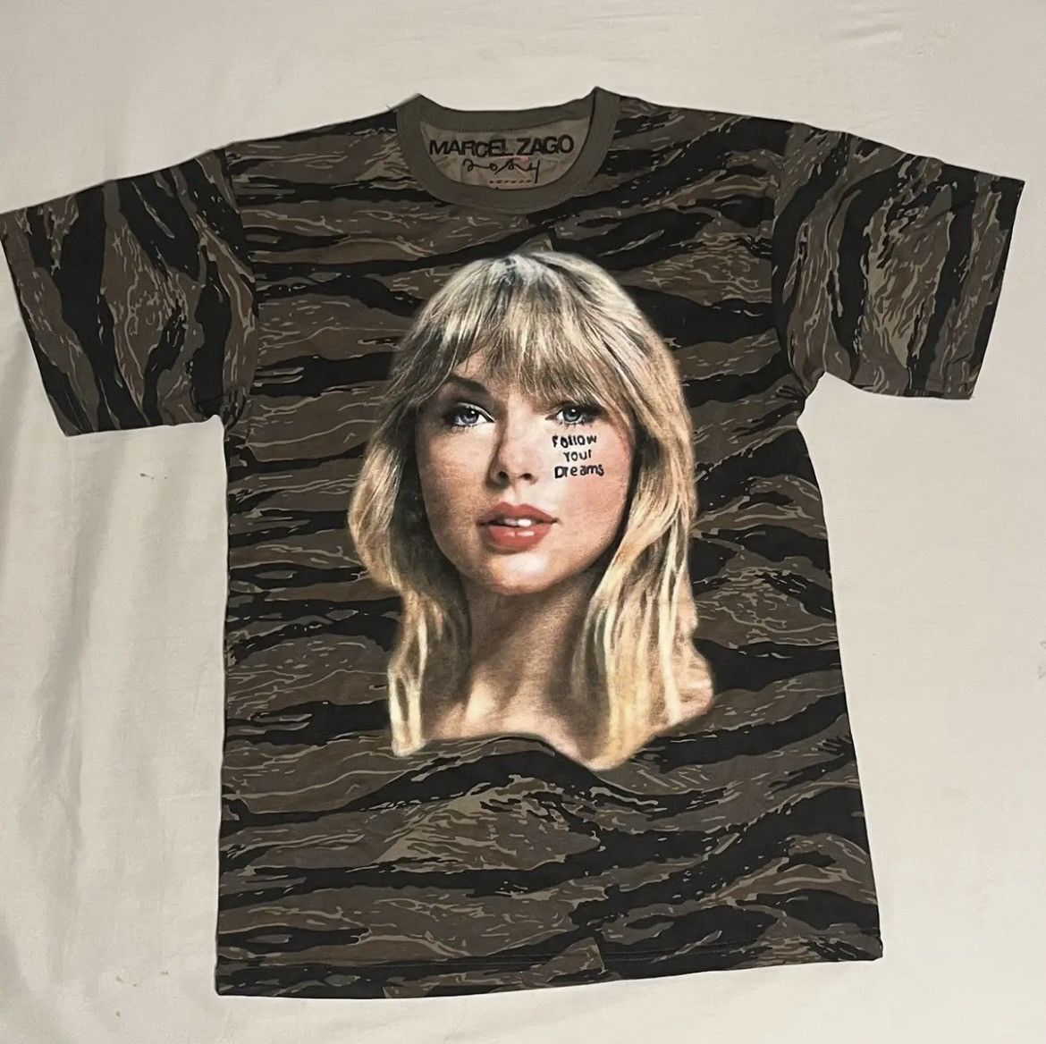 Asspizza × Marcel Zago Asspizza x Marcel Zago Taylor swift Tee Size US XL / EU 56 / 4 - 8 Thumbnail