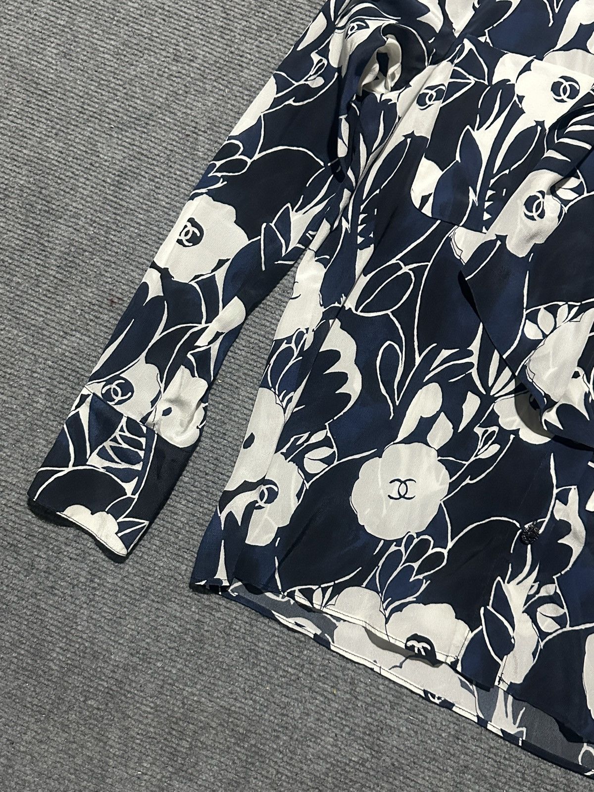 Chanel Chanel - camellia pattern silk blouse Size XS / US 0-2 / IT 36-38 - 3 Thumbnail