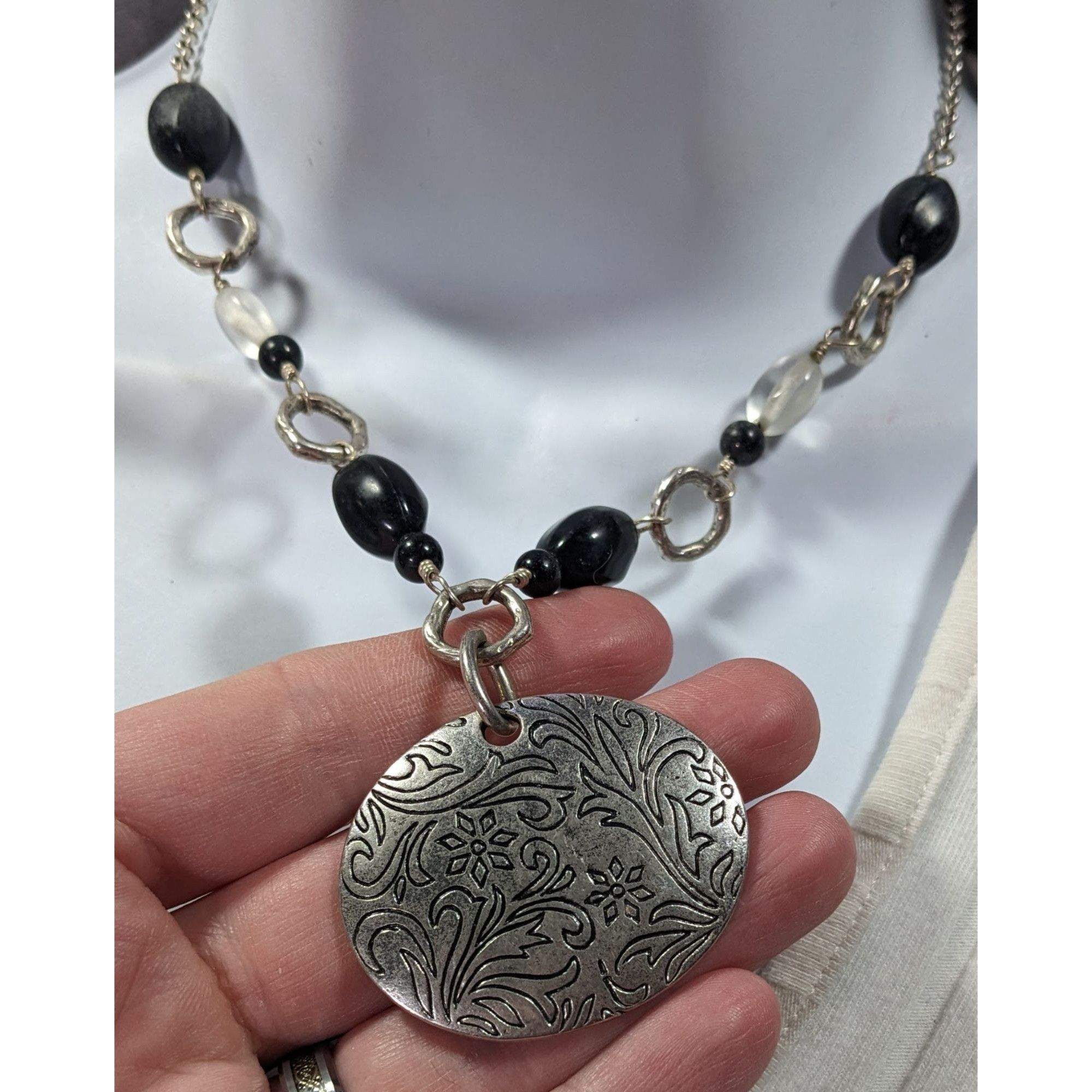 Other Lia Sophia Black And Silver Tone Beaded Floral Pendant Neckl Size ONE SIZE - 6 Thumbnail