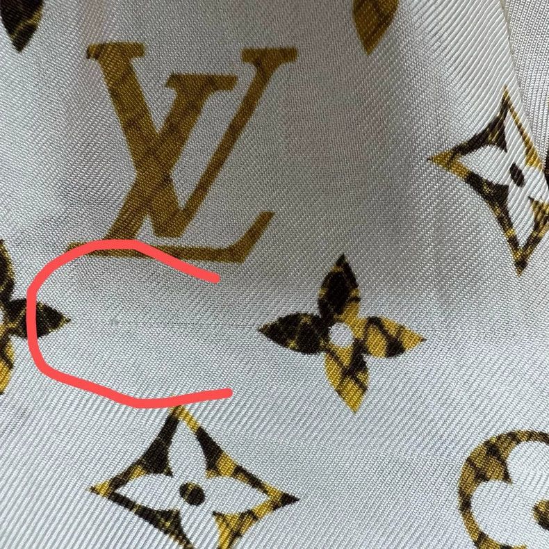Louis Vuitton Louis Vuitton Off-white printed silk shorts with aged flowe Size US 40 / EU 56 - 7 Thumbnail