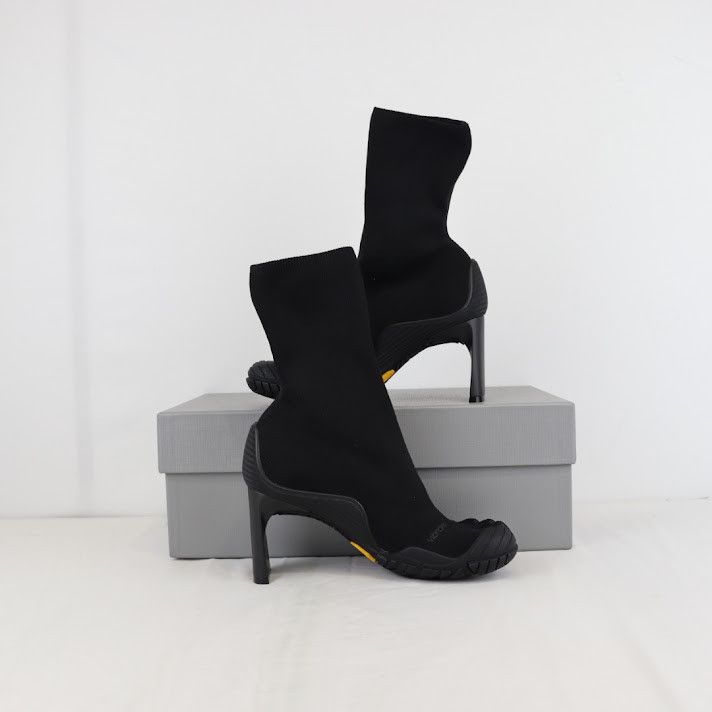 Balenciaga o1rshd1 Monocolor Knit Heeled Toe Boots in Black Size US 5 / IT 35 - 1 Thumbnail