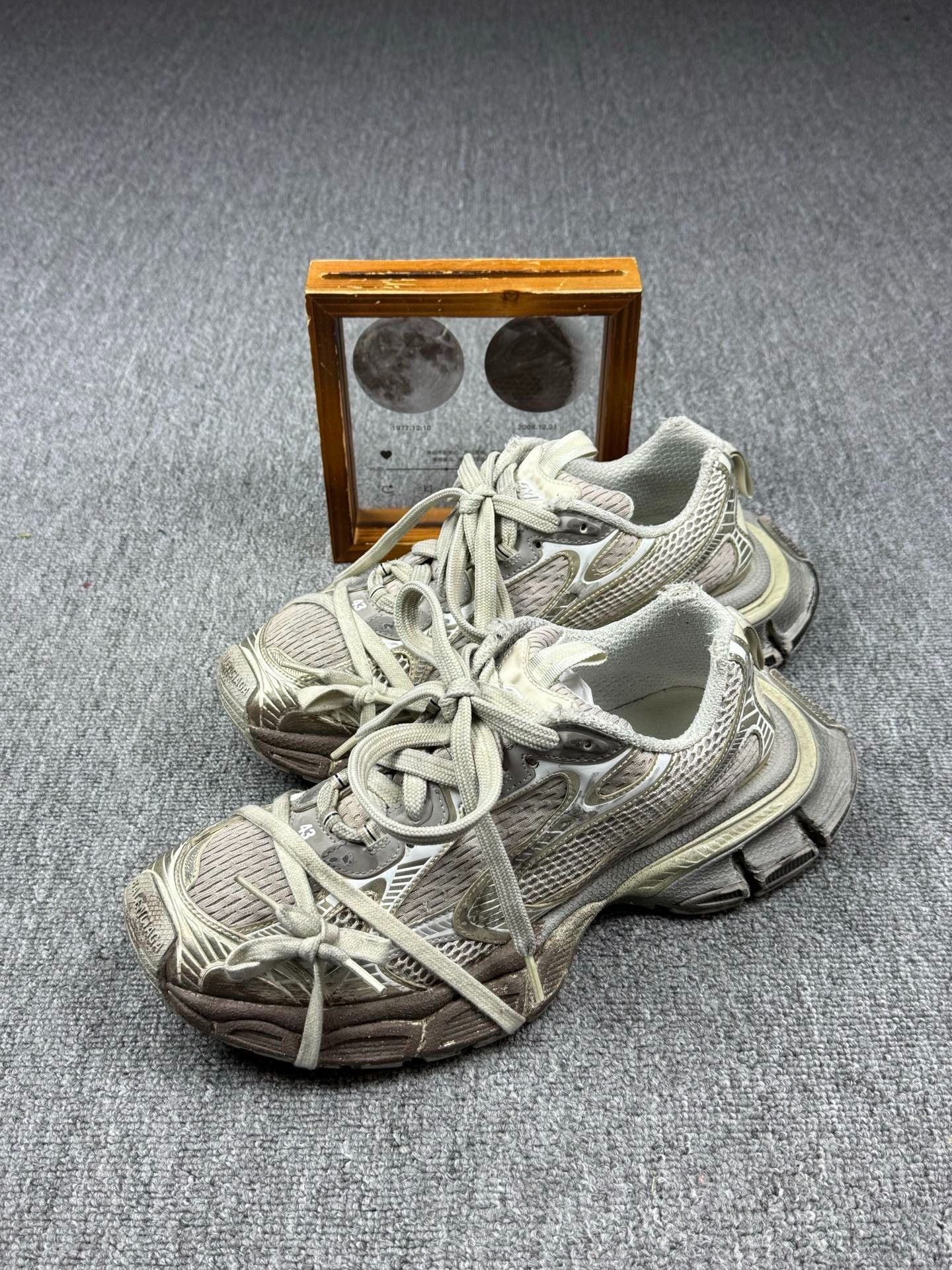 Balenciaga Balenciaga Beige Lowtop Sneakers 10 Men Size US 10 / EU 43 - 1 Thumbnail