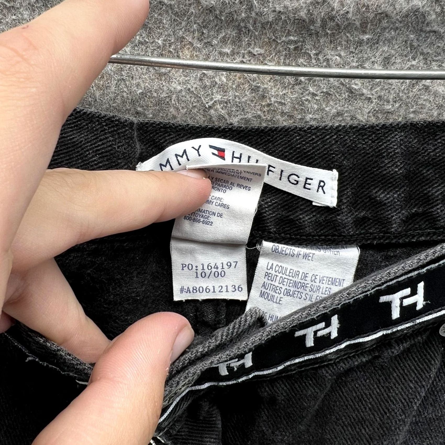Tommy Hilfiger VINTAGE Tommy Hilfiger Shorts Women 14 Black Denim Logo Waistband High Rise 00s Cut-Off Denim Shorts Womens 14 Black Logo Size 36" / US 14 / IT 50 - 5 Thumbnail