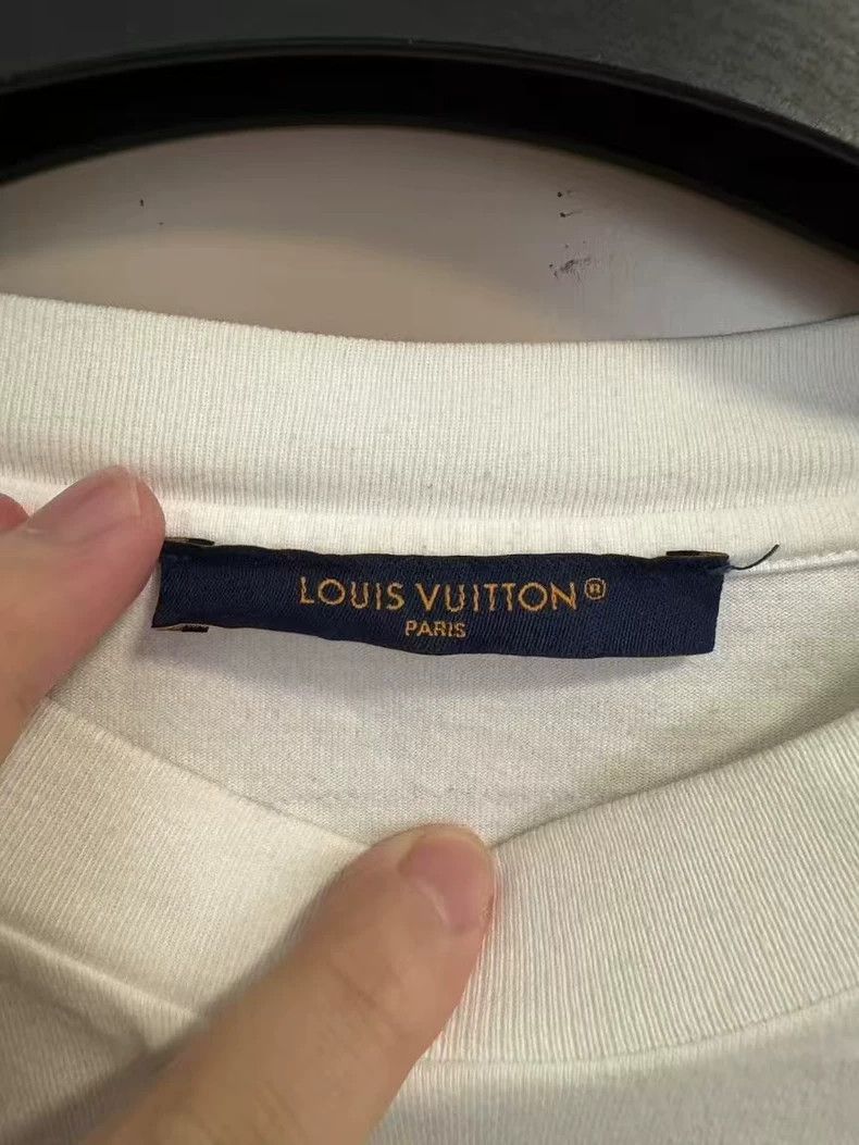 Louis Vuitton Louis Vuitton Embossed logo short sleeve Size US L / EU 52-54 / 3 - 3 Thumbnail