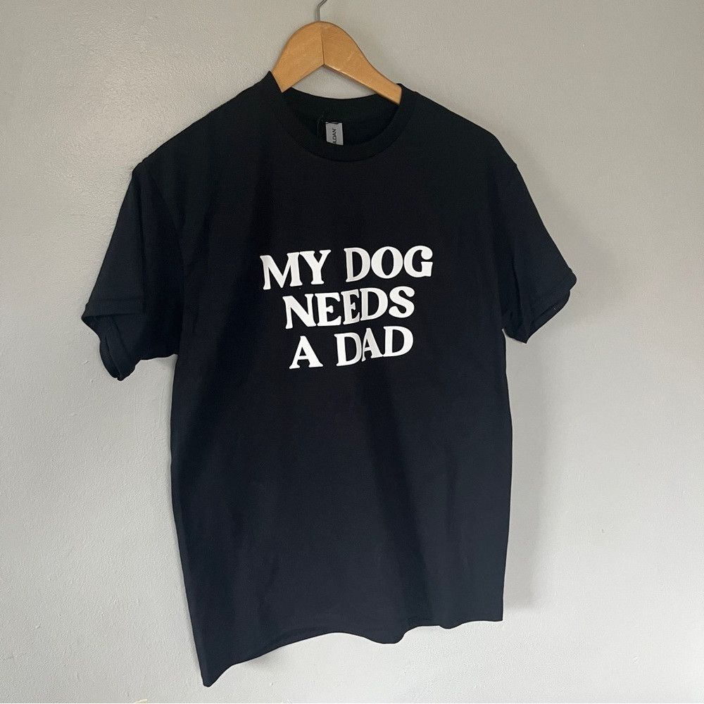 Gildan NEW My Dog Needs A Dad Lover Short Sleeve Shirt Medium Black Size M / US 6-8 / IT 42-44 - 2 Thumbnail