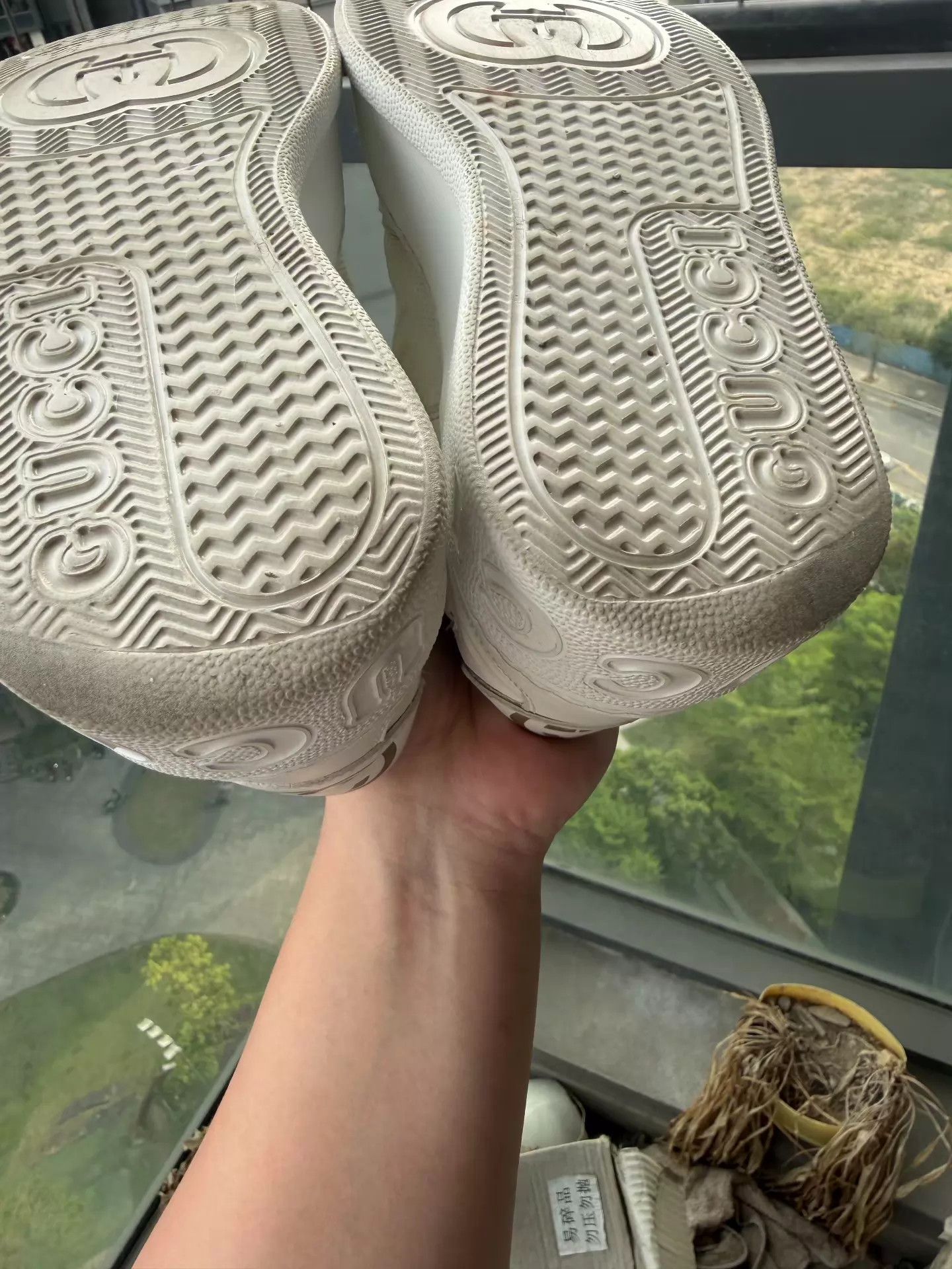 Gucci Gucci Platform White 37.5GG embossed gold lettering Size US 7 / IT 37 - 7 Thumbnail