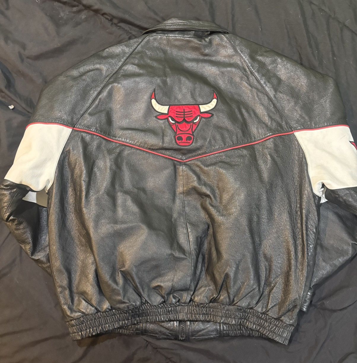 NBA Vintage 90s Pro Player Leather Chicago Bulls Jacket – NBA Size US XL / EU 56 / 4 - 5 Thumbnail