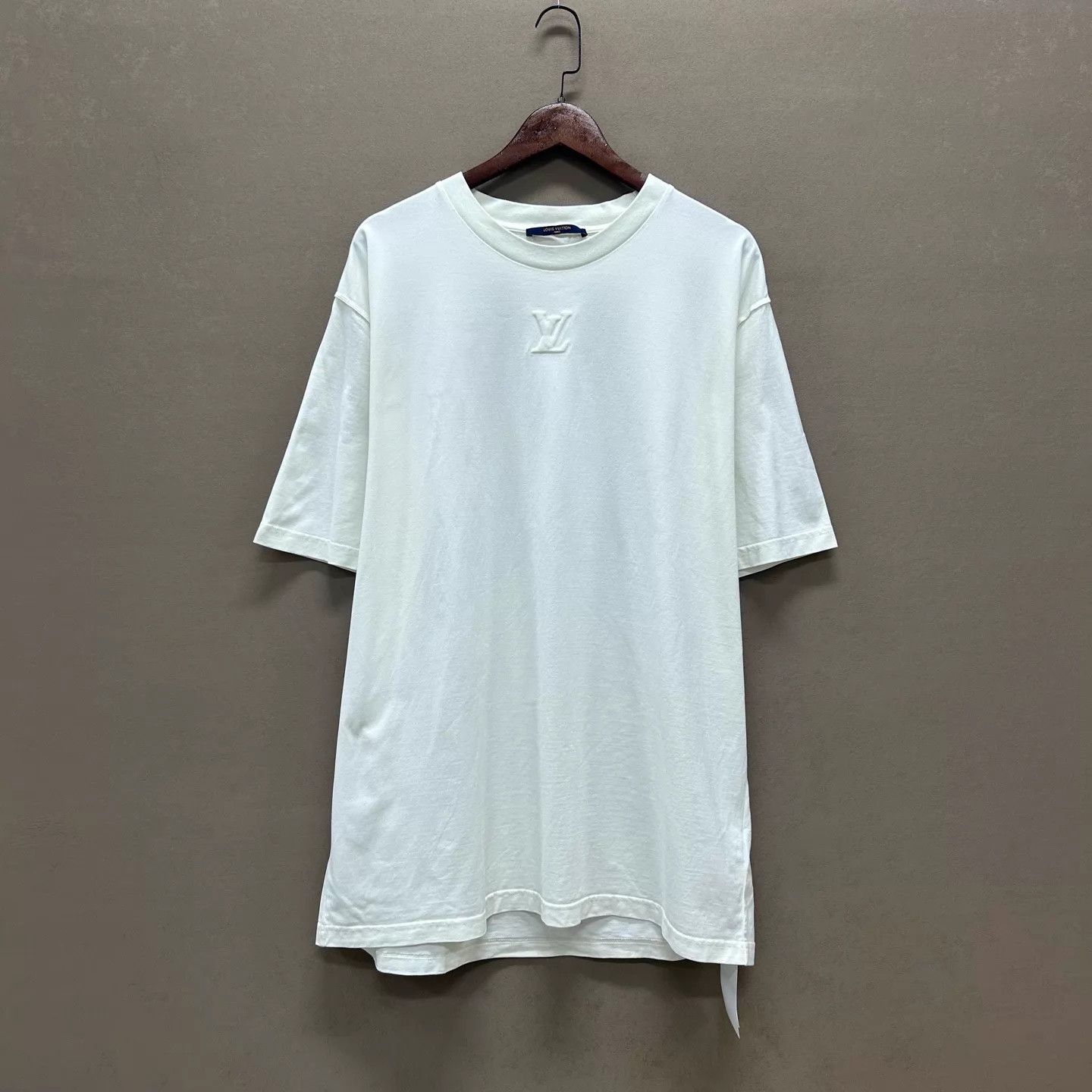 Louis Vuitton LV White Embossed Logo Short Sleeve Tee 99 New Size 5L Size 4XL / US 24-26 - 1 Thumbnail