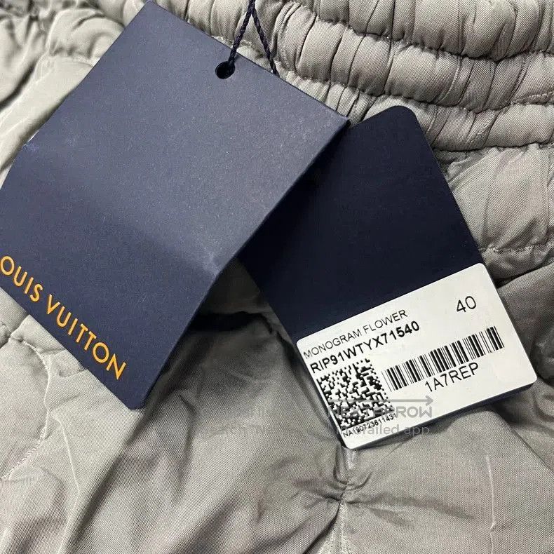 Louis Vuitton louis vuitton straight. Size US 34 / EU 50 - 3 Thumbnail
