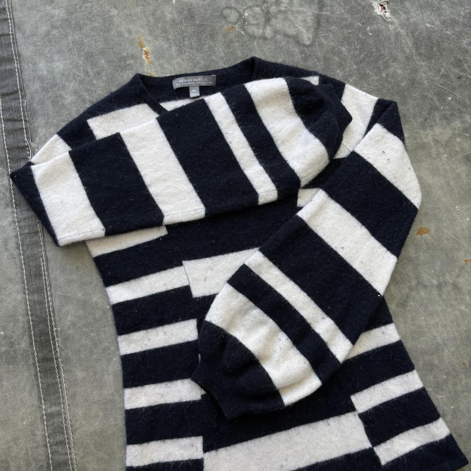 Neiman Marcus Neiman Marcus 100% Cashmere Striped Balloon Sleeve Sweater Size XS / US 0-2 / IT 36-38 - 3 Thumbnail
