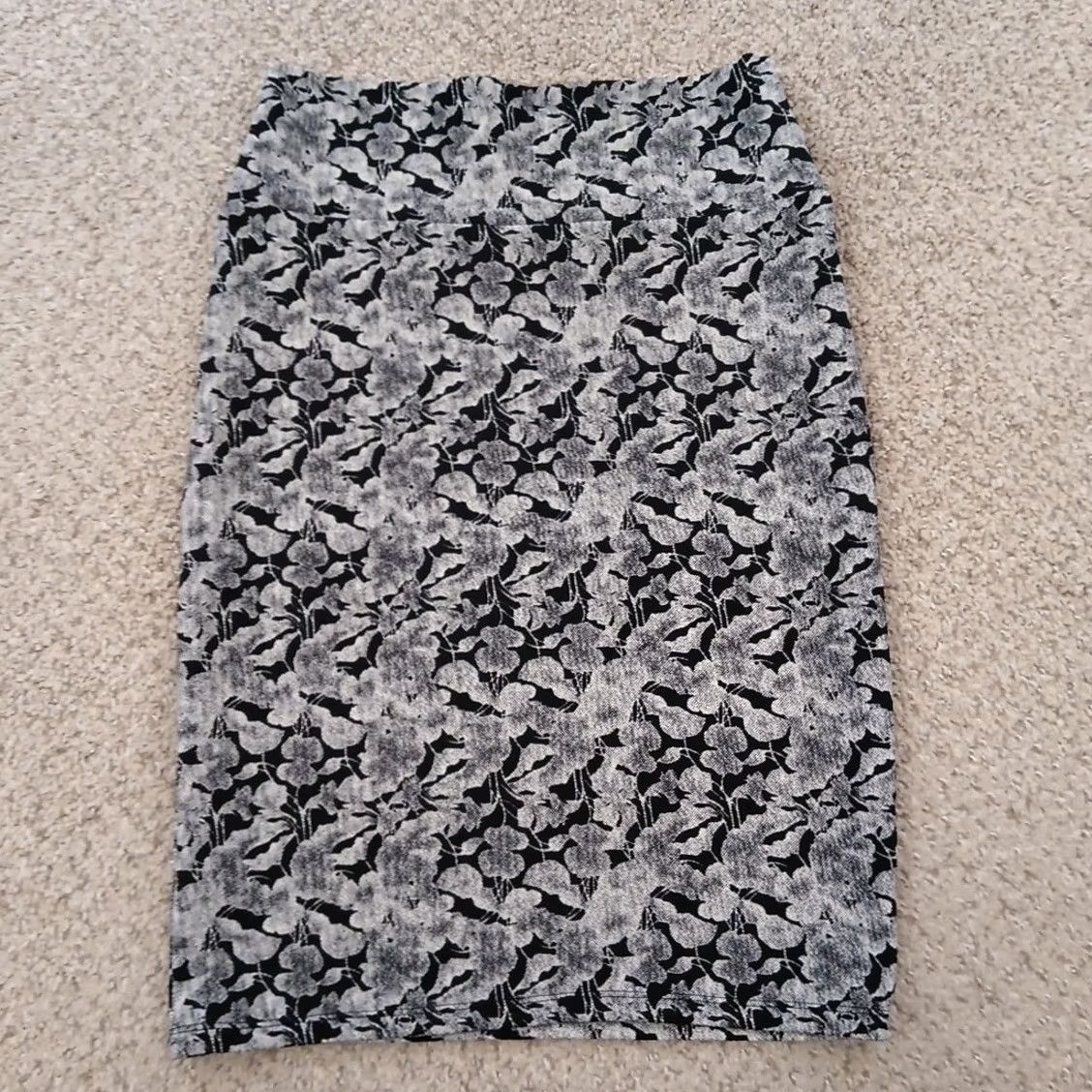 Vintage LuLaRoe Skirt Women S Gray Floral Knit Knee Length Pull On Unlined Casual Pencil Style Vintage No Size 28" / US 6 / IT 42 - 6 Thumbnail