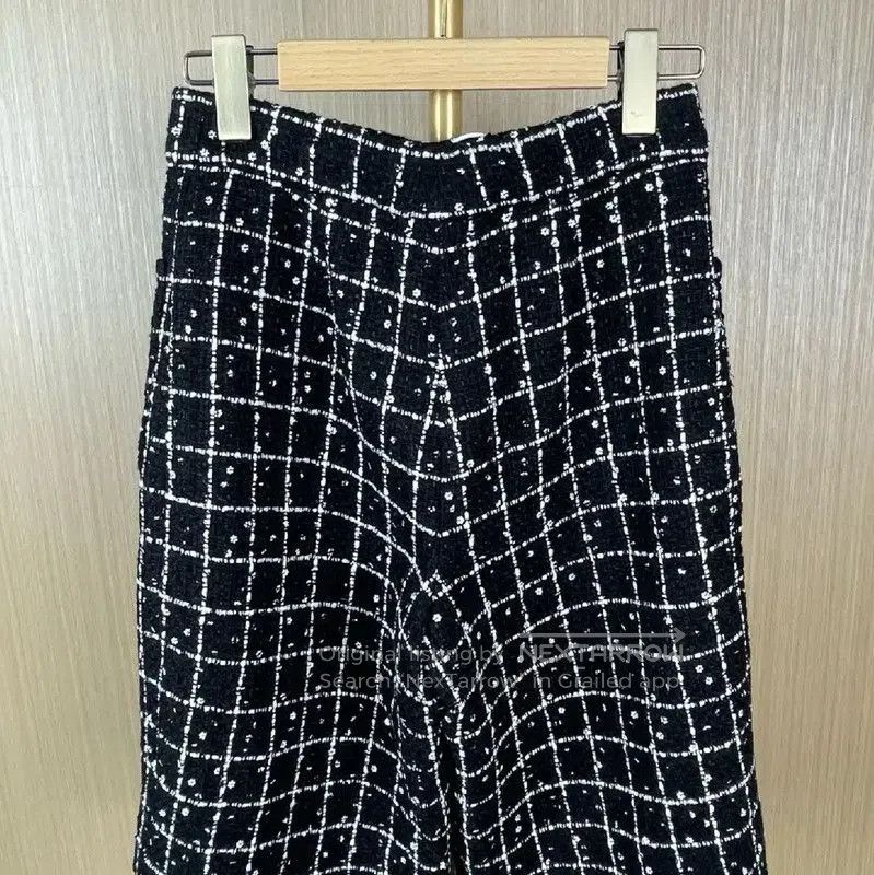 Chanel Chanel Black Wool Women's Shorts . Size 28" / US 6 / IT 42 - 2 Thumbnail