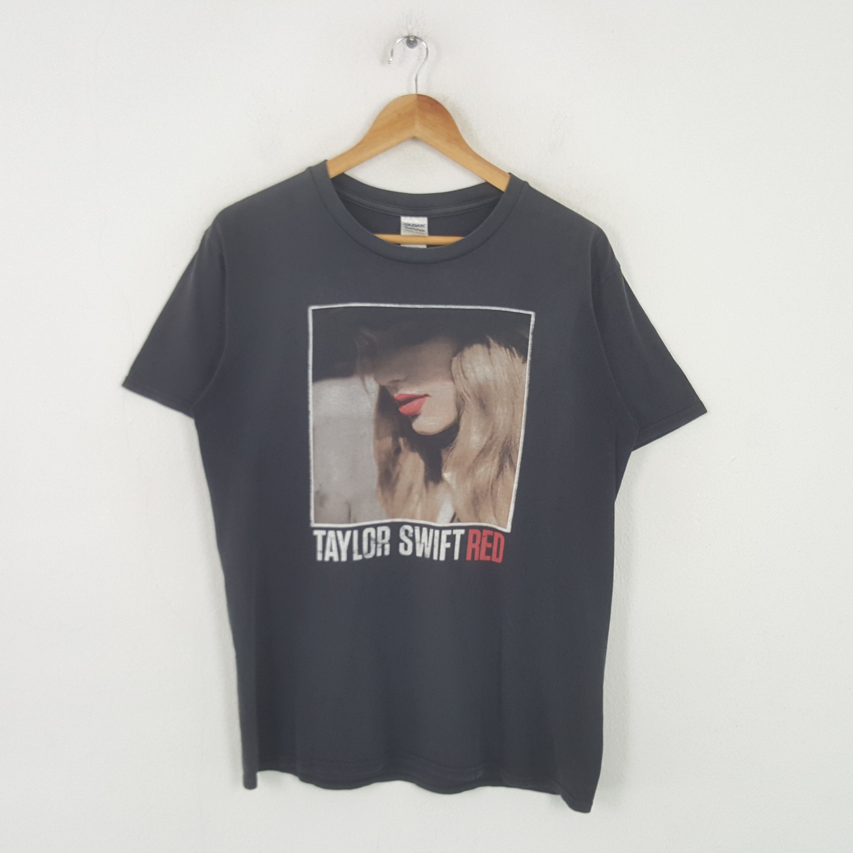 Band Tees Vintage Taylor Swift Red American Solo Singer Tshirt RR7 Size US M / EU 48-50 / 2 - 1 Thumbnail