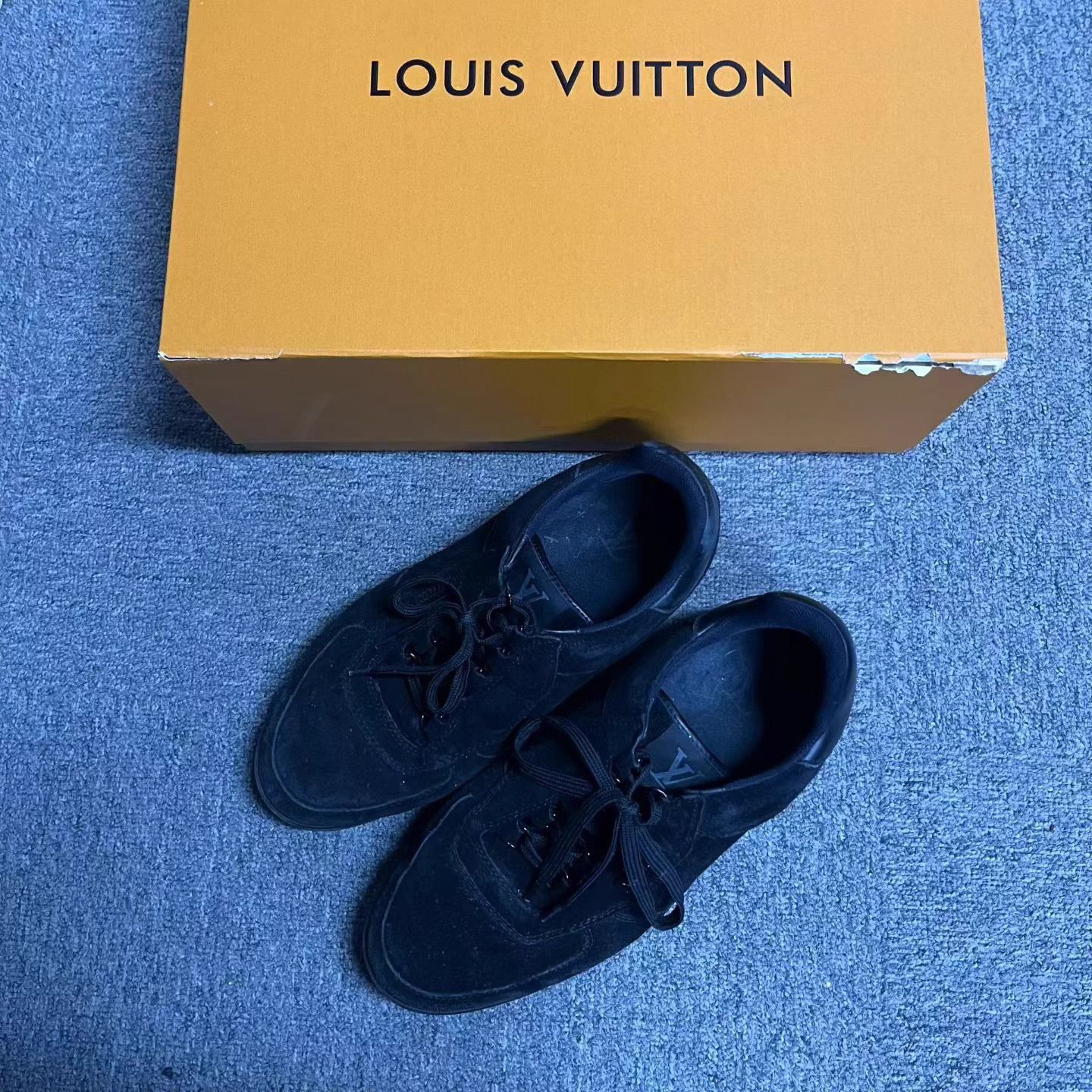 Louis Vuitton Louis Vuitton Black Round Lace-up Low-top Sneaker 9 Size US 9 / IT 39 - 1 Thumbnail