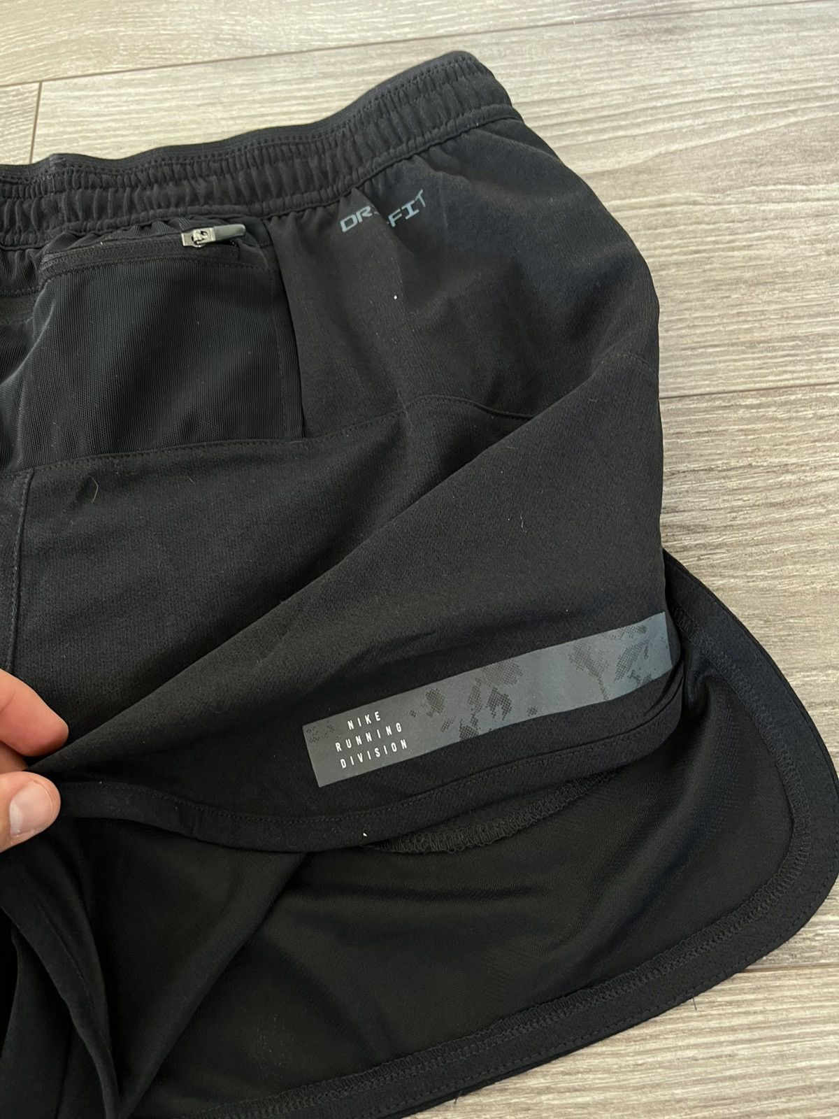 Nike Nike Running Division Reflective Swoosh Dri-Fit ADV 4 Shorts Size US 32 / EU 48 - 12 Thumbnail