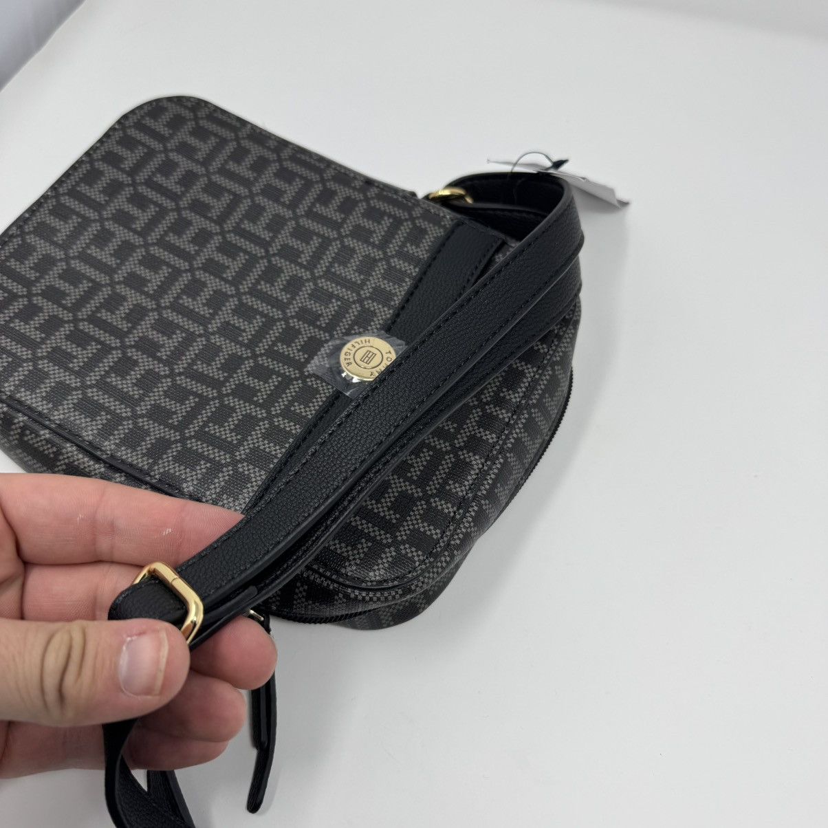 Tommy Hilfiger NWT Tommy Hilfiger Crossbody Monogram Women's Bag Size ONE SIZE - 9 Thumbnail