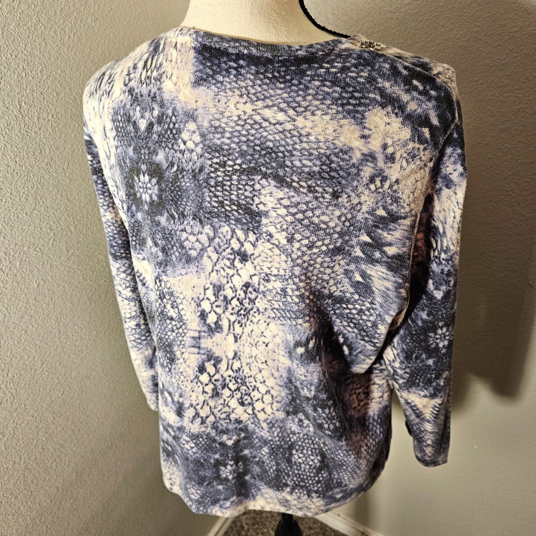 Vintage Alfred Dunner Blouse Women M Blue Cotton Spandex 3/4 Sleeve Round Neck Pullover Casual Snakeskin Pattern Womens Size M / US 6-8 / IT 42-44 - 4 Thumbnail