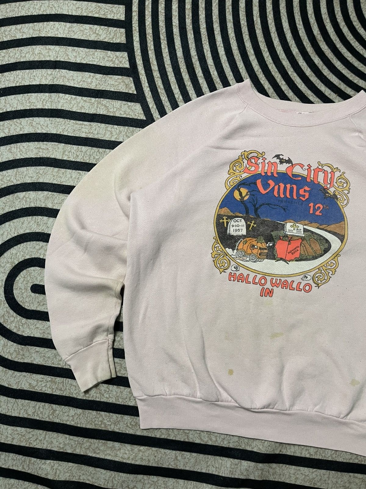 Fruit Of The Loom 90s SIN CITY VANS HALLO WALLO IN TRICK OR TREAT SWEATSHIRT Size US XL / EU 56 / 4 - 4 Thumbnail