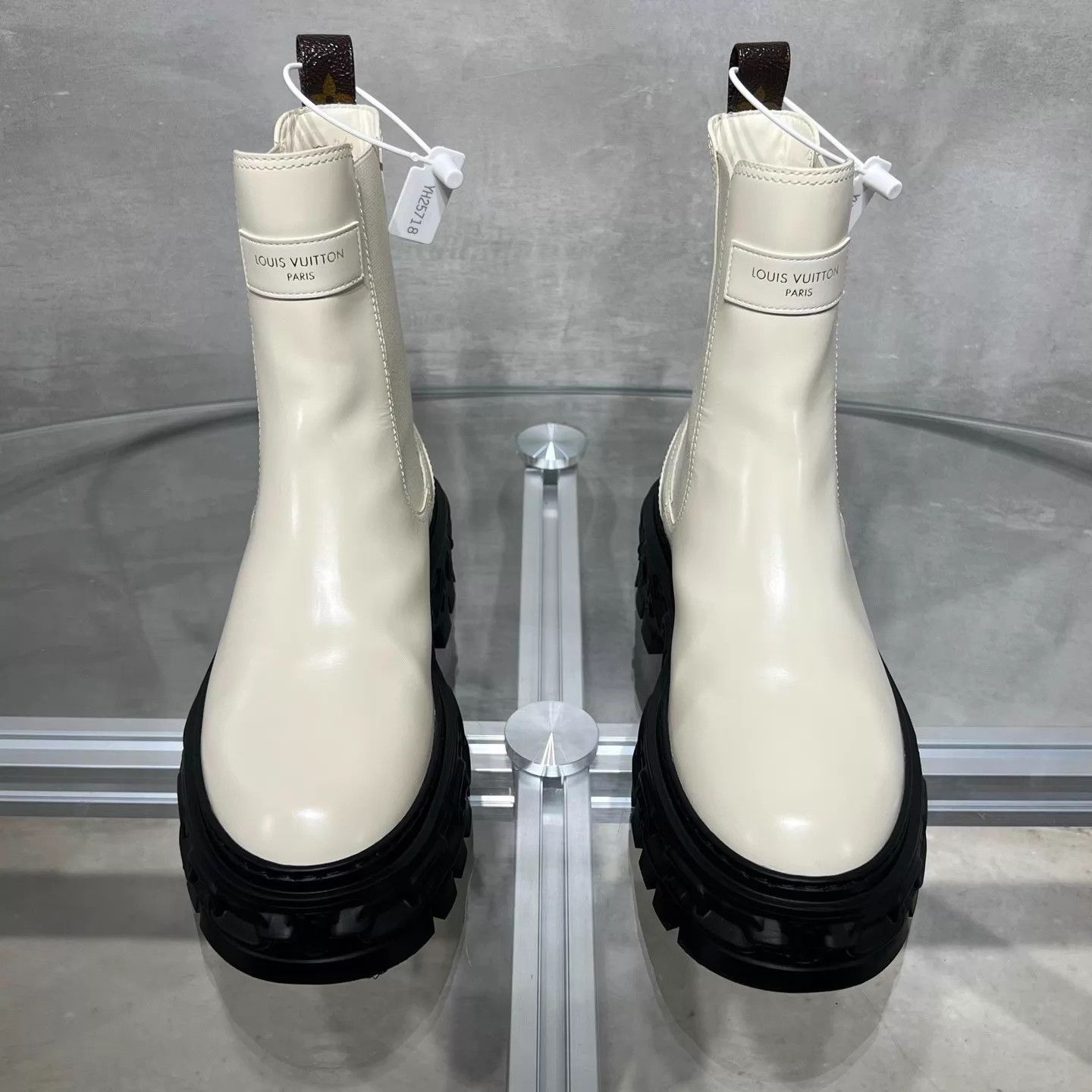 Louis Vuitton LV White Chelsea Boots EU 36 Size US 5.5 / IT 35.5 - 1 Thumbnail