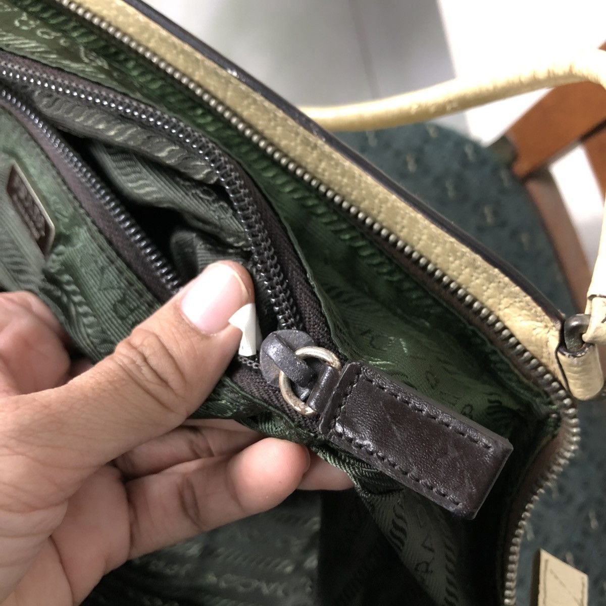 Prada 🔥VINTAGE HAND BAG PIG SKINS LEATHER PRADA MADE IN ITALY Size ONE SIZE - 18 Thumbnail