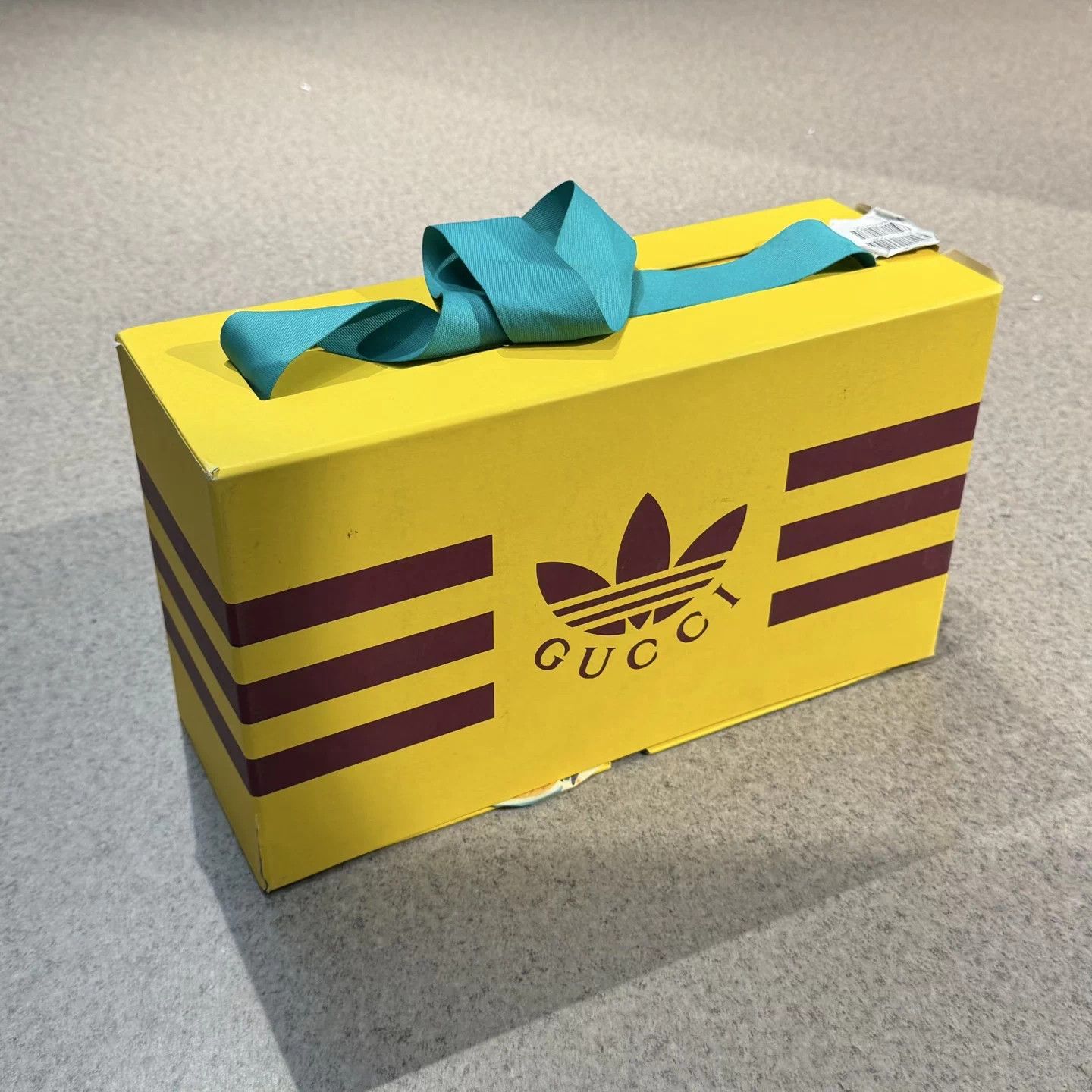 Gucci Gucci x Adidas Slipper Slides White/Red 8/42 Size US 8 / EU 41 - 9 Thumbnail