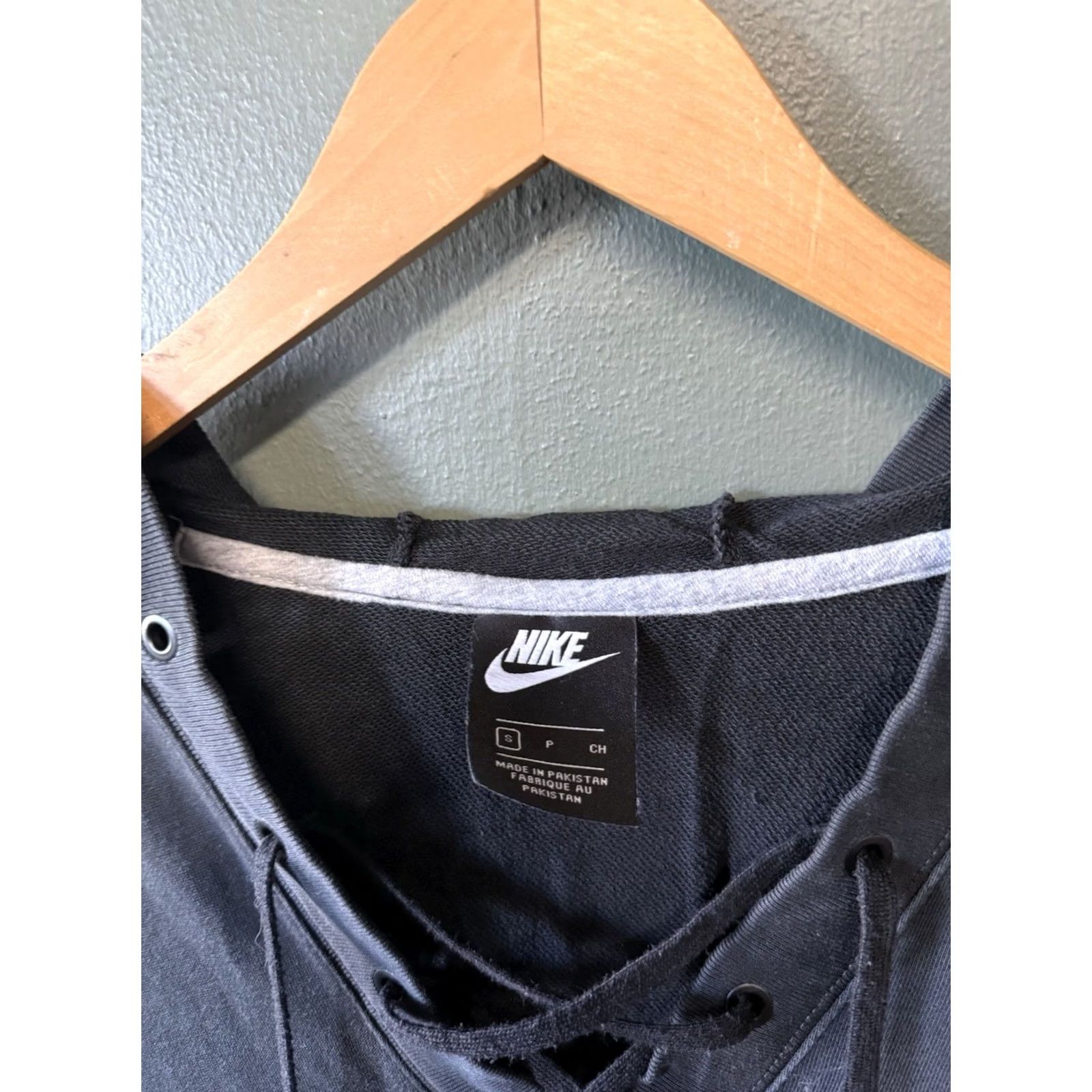 Nike Nike Hoodie Women’s Small Black Lace Up Pullover Front Pocket Logo Sweatshirt Size S / US 4 / IT 40 - 3 Thumbnail