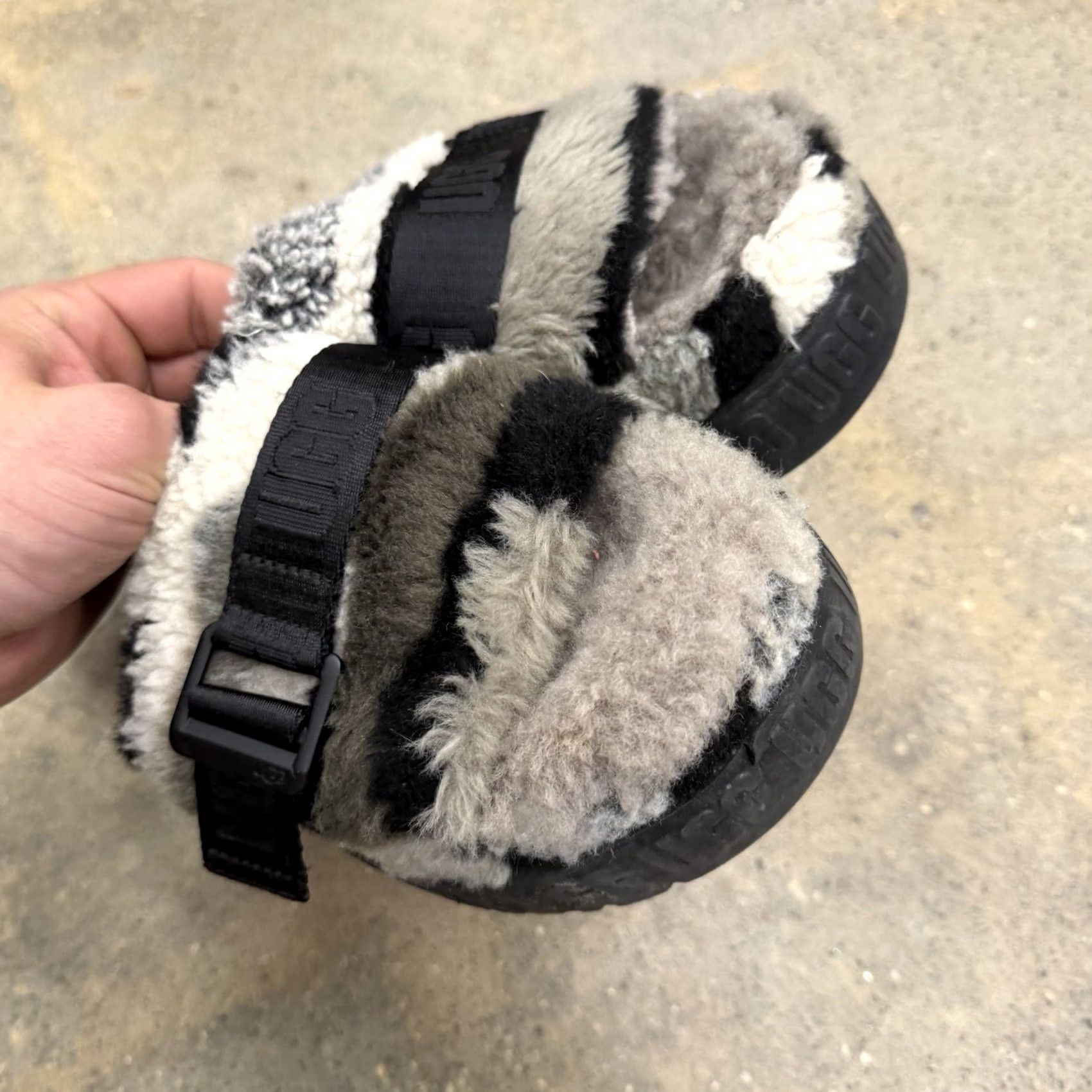 Ugg UGG Fluffita Cali Collage Slide Slippers Gray White Black Faux Fur Size 7 Slides Women Casual Slipper Slipper, Slid Size US 7 / IT 37 - 5 Thumbnail