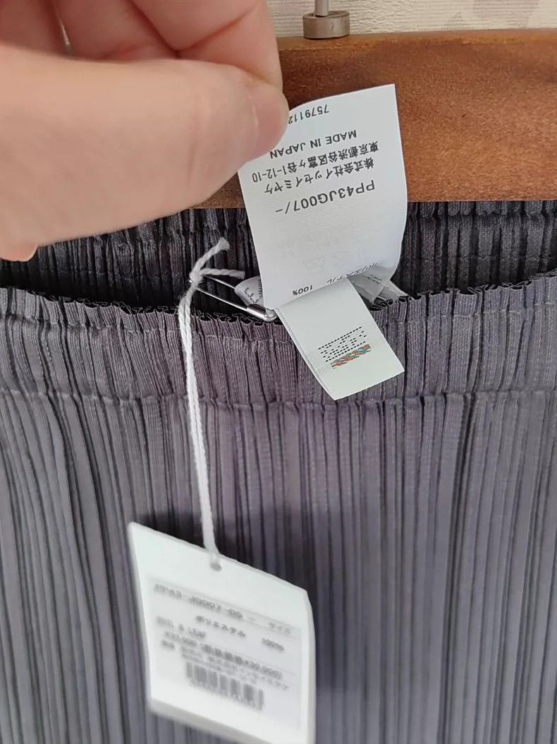 Issey Miyake Issey Miyake size:one size A dark grey pleated skirt Size 23" - 6 Thumbnail