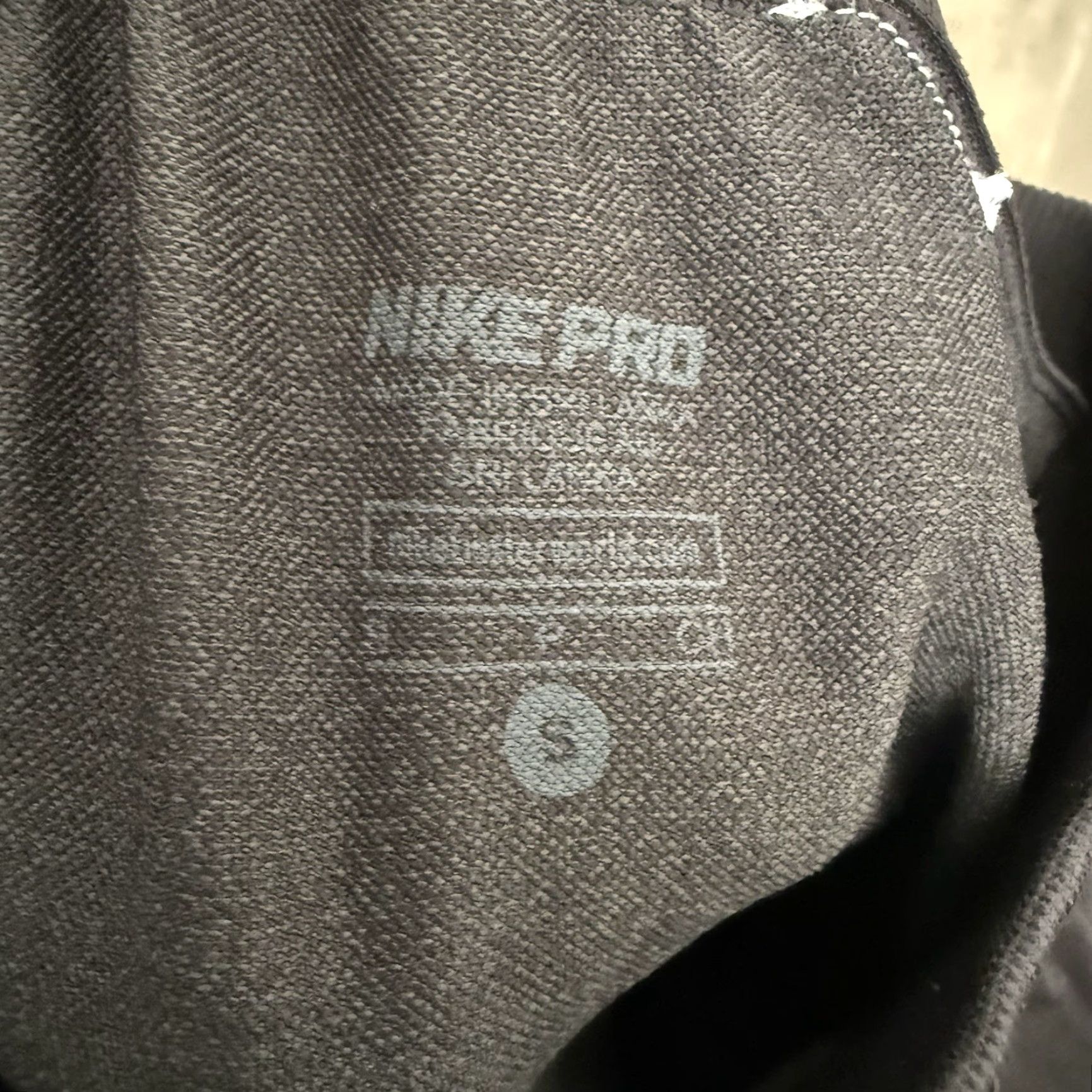 Nike Nike Pro Cropped Leggings Womens Small Black Dri-Fit Workout Activewear Stretch Compression Moisture-Wicking Inseam 17in Solid Pattern Athletic Shoes? Size 28" / US 6 / IT 42 - 2 Thumbnail