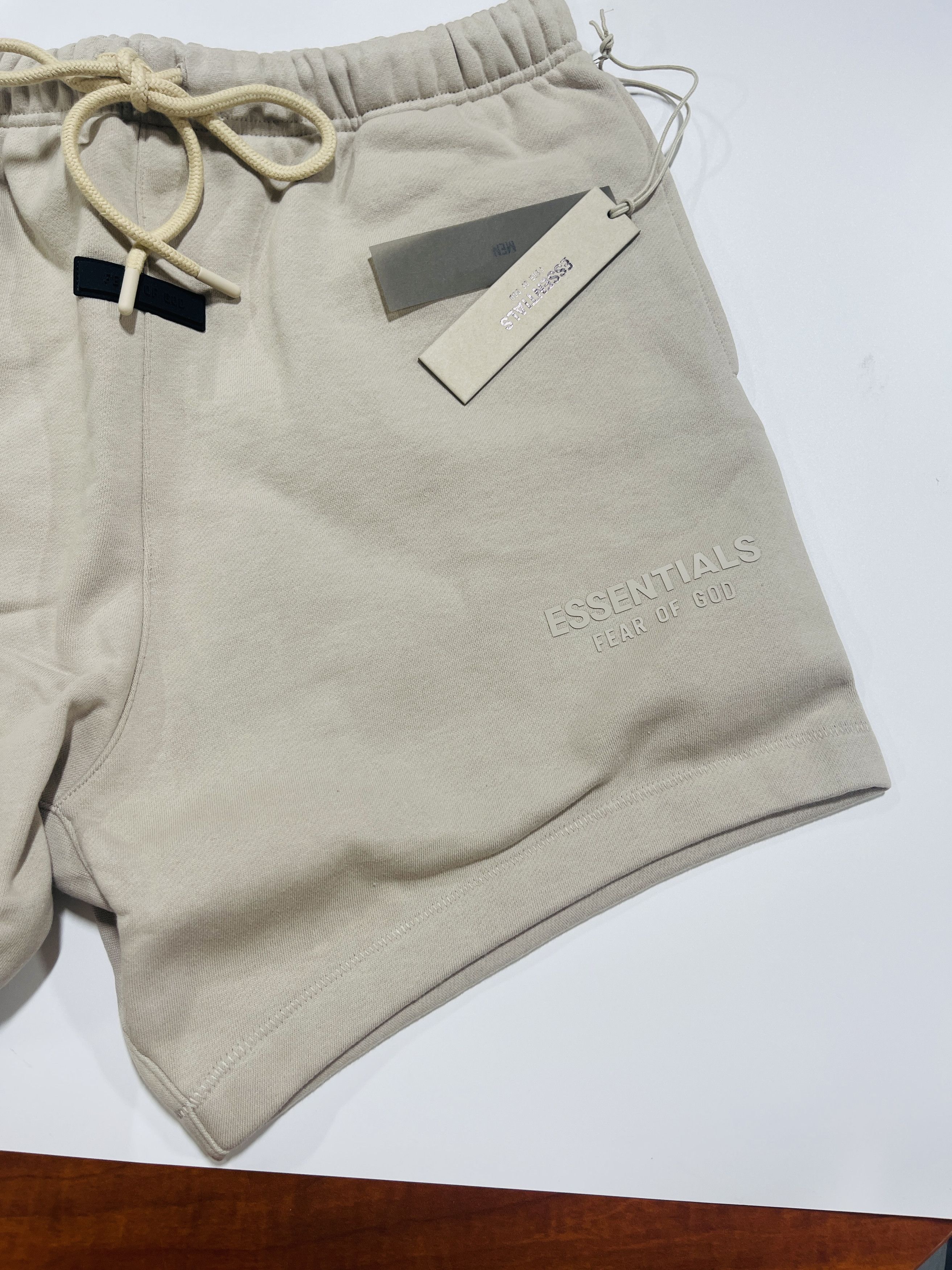FOG × Fear of God Fear of God Essentials Sweatshort Silver Cloud Size XS Size US 30 / EU 46 - 5 Thumbnail