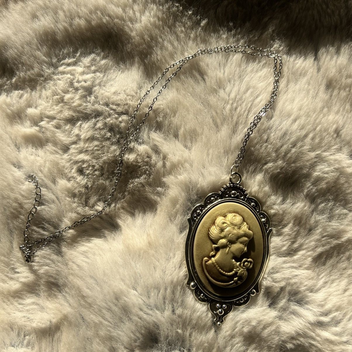 Handmade Handcrafted golden opalescent Victorian lady cameo necklace Size ONE SIZE - 5 Thumbnail