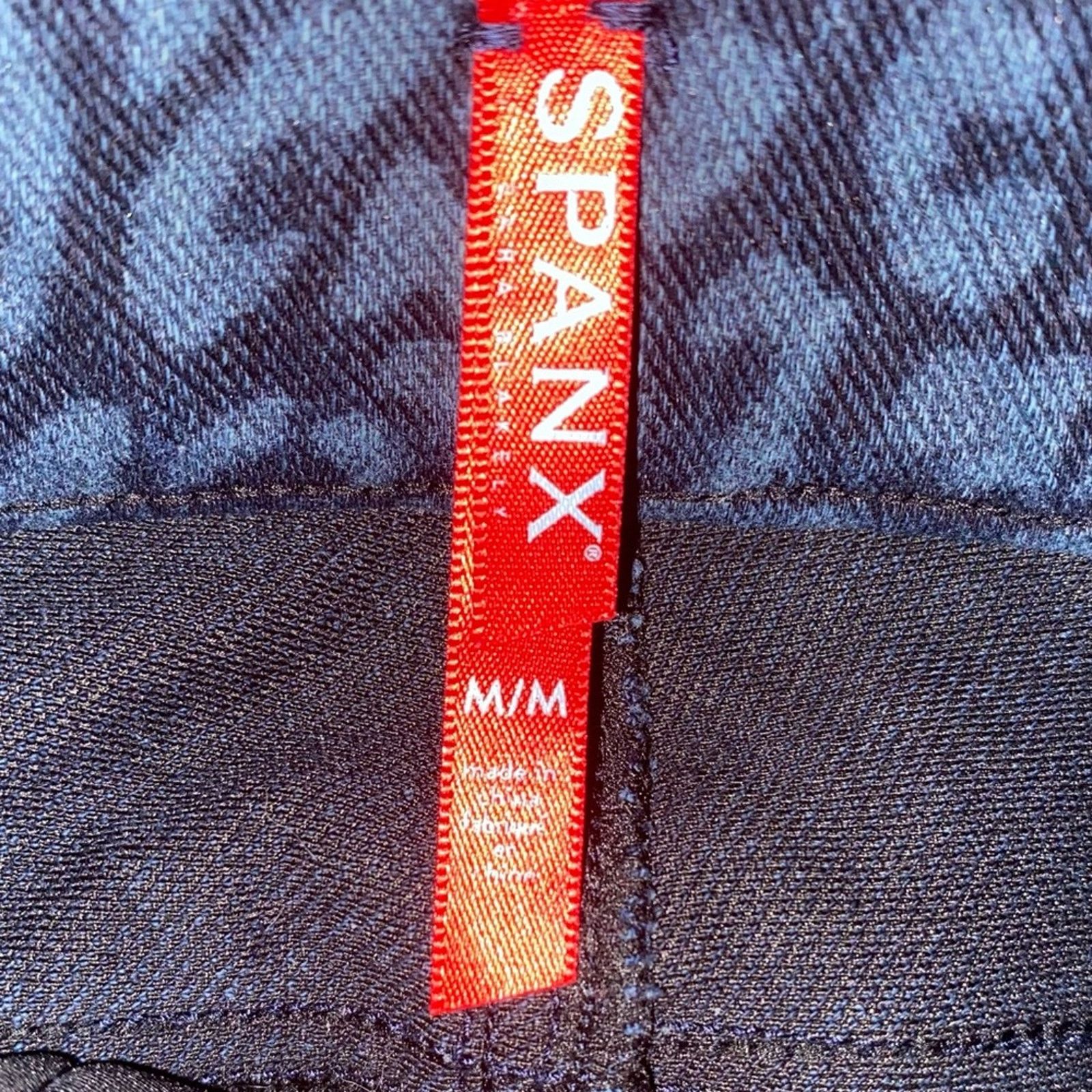 Spanx SPANX $99 Jeanish Legging Blue Denim Leopard MED EUC Size 30" / US 8 / IT 44 - 10 Thumbnail