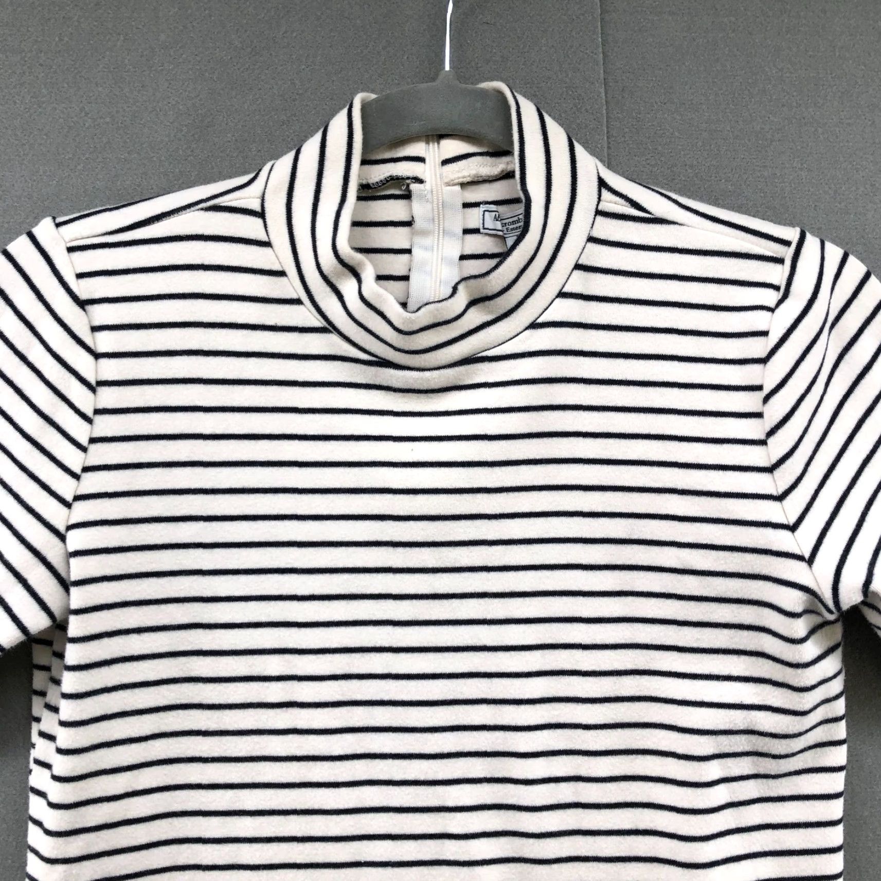 Abercrombie & Fitch VINTAGE Abercrombie & Fitch Mock Neck T Shirt Womens M Black White Striped Short Sleeve Size M / US 6-8 / IT 42-44 - 3 Thumbnail