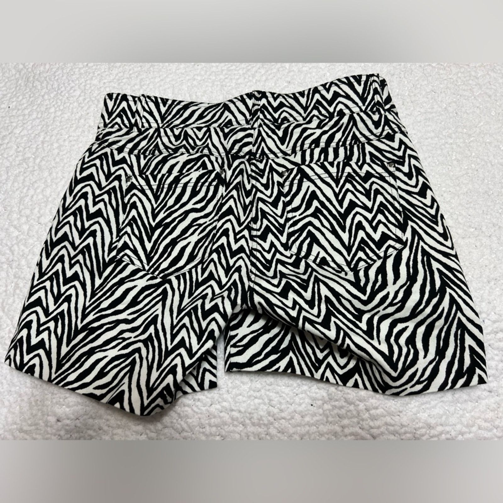 Madison 89th & Madison Zebra Print Shorts Stretchy Size 6 Size 28" / US 6 / IT 42 - 3 Thumbnail