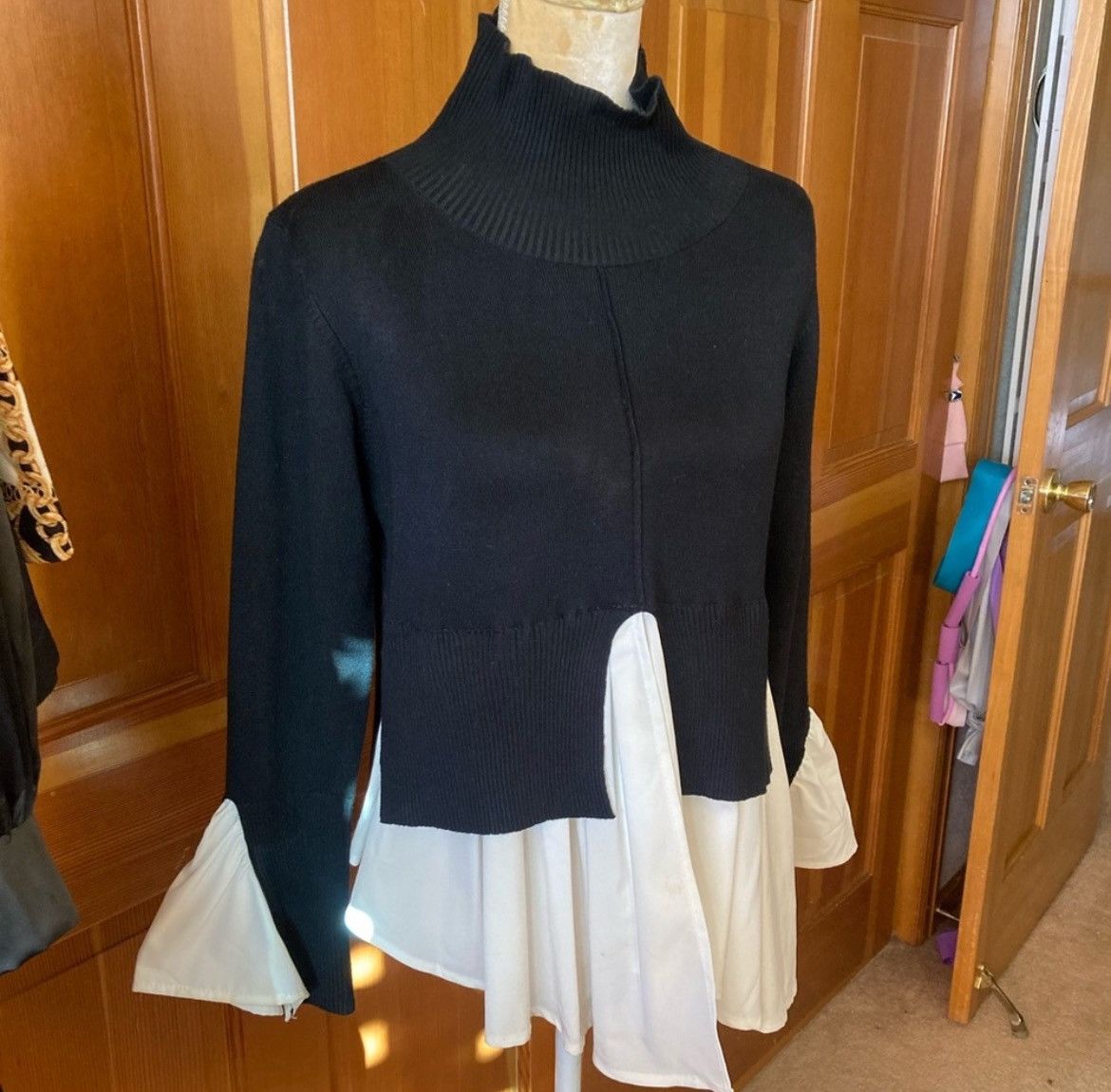 Designer × Other NWT, Lavishly Paris Mock Neck Two Tone Ruffle Hem Sweater Size S / US 4 / IT 40 - 6 Thumbnail