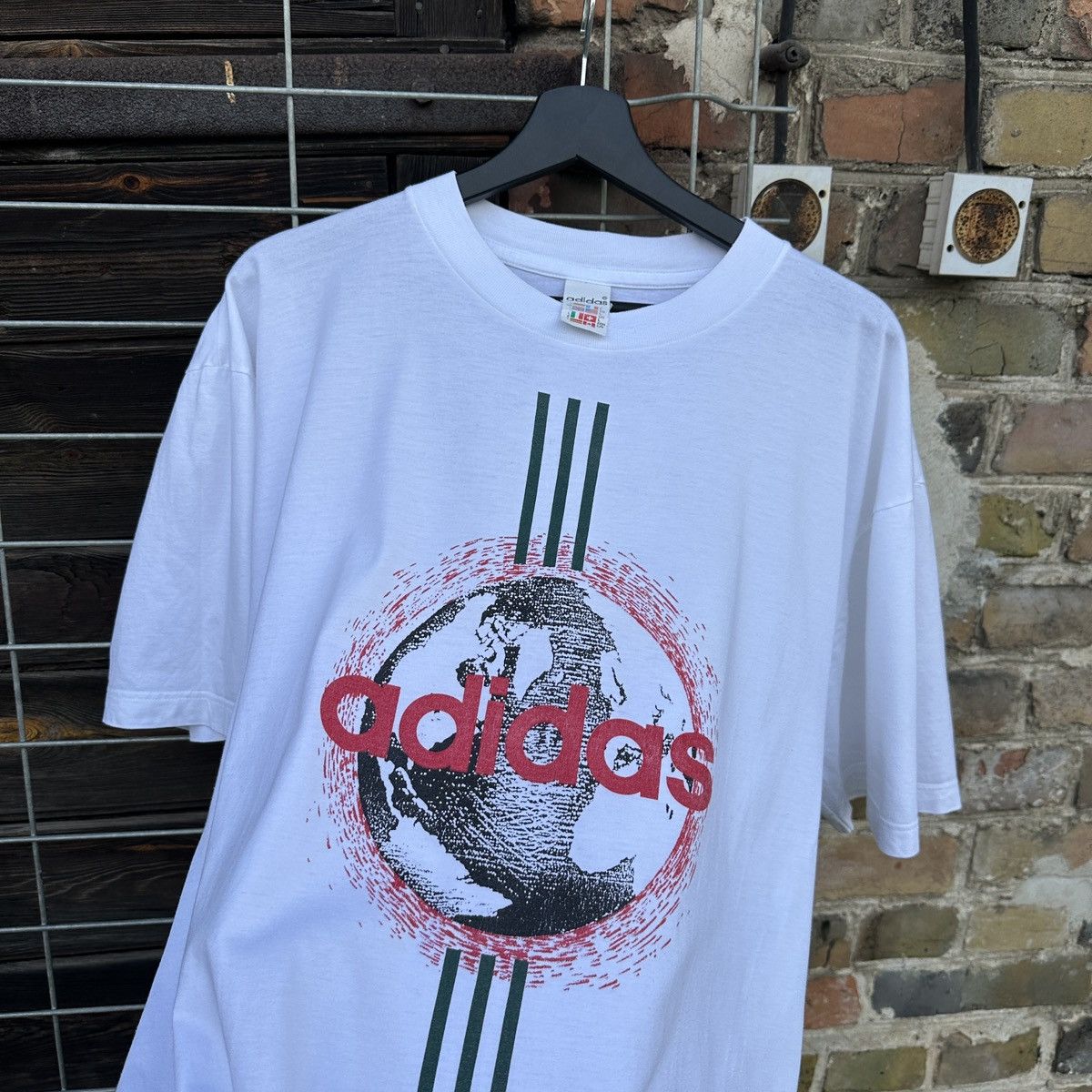 Adidas Vintage Adidas 90s T-shirt Shirt Tee Graphic Football World Size US L / EU 52-54 / 3 - 4 Thumbnail