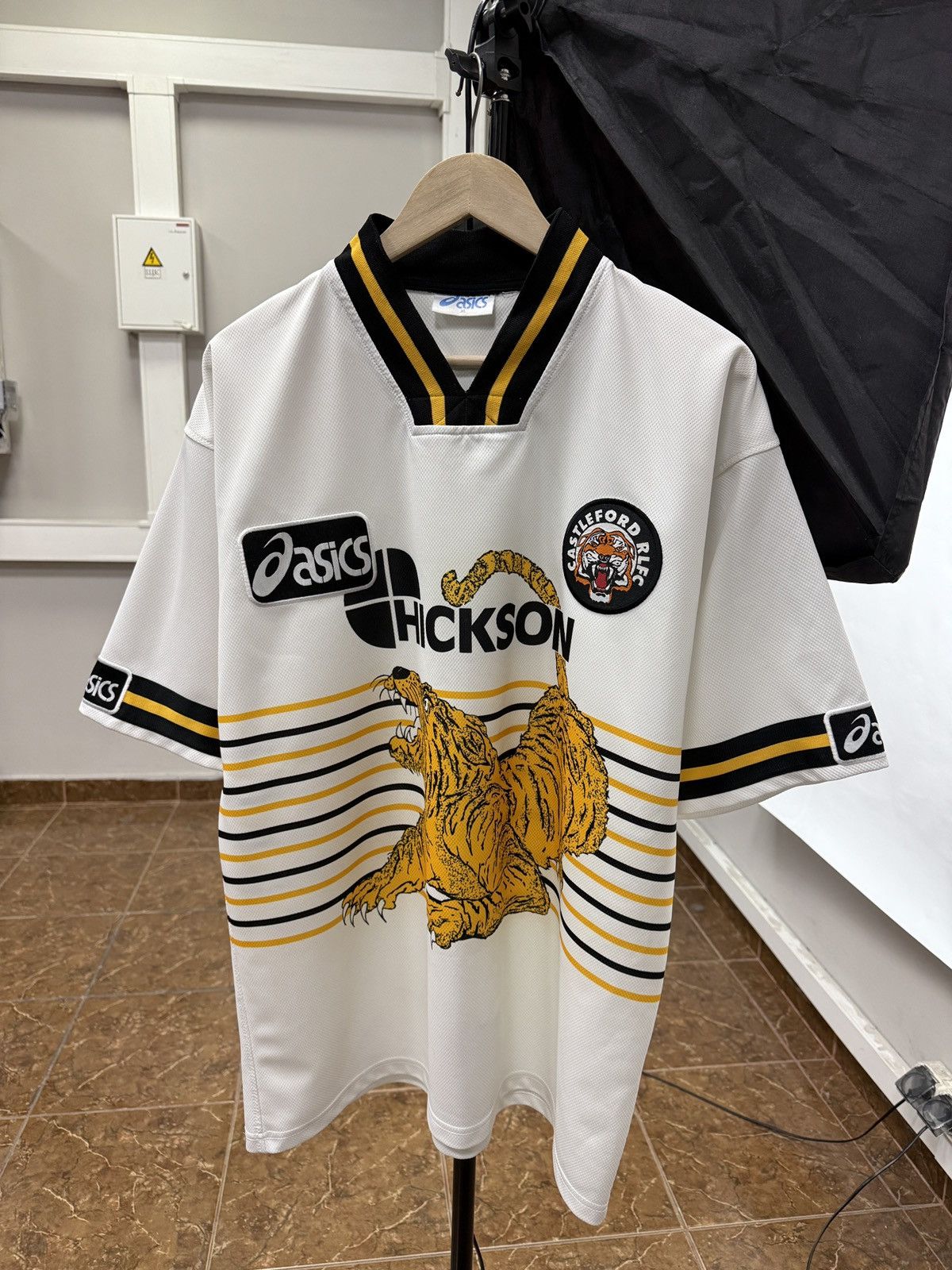 Asics 🏴󠁧󠁢󠁥󠁮󠁧󠁿 Vintage 1997 Asics Castleford Tigers RLFC Rugby Jersey Size US XL / EU 56 / 4 - 1 Thumbnail