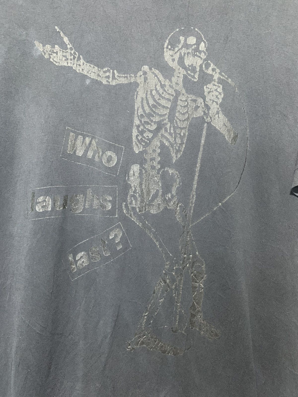 Band Tees Vintage Barbara kruger skeleton WHO LAUGH LAST? T shirt Size US L / EU 52-54 / 3 - 3 Thumbnail