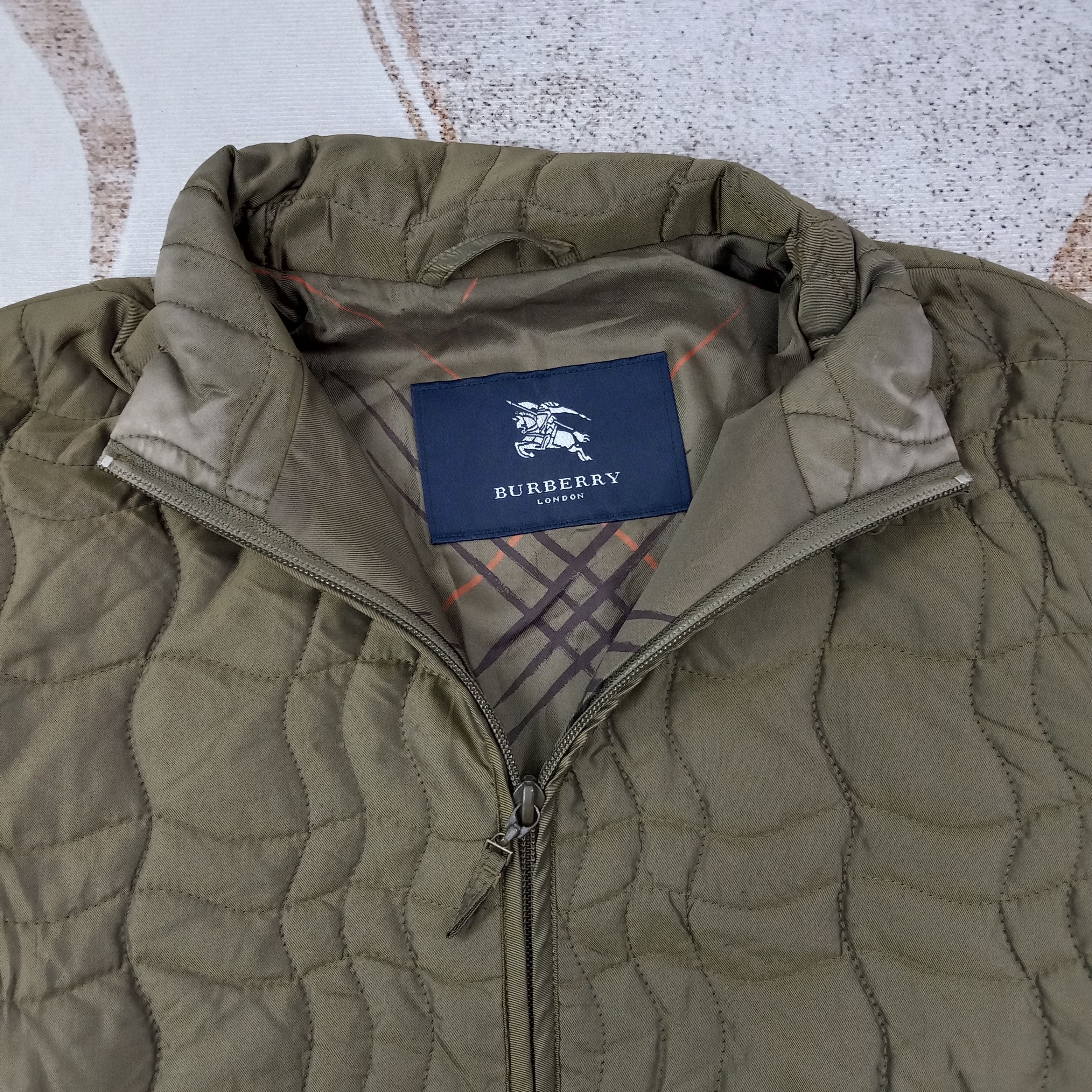 Burberry London Spell out Jacket C260N6