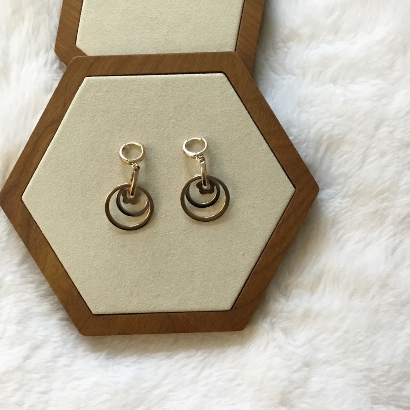 Other Gold Round Dangling Daisy Flower Earrings Size ONE SIZE - 4 Thumbnail