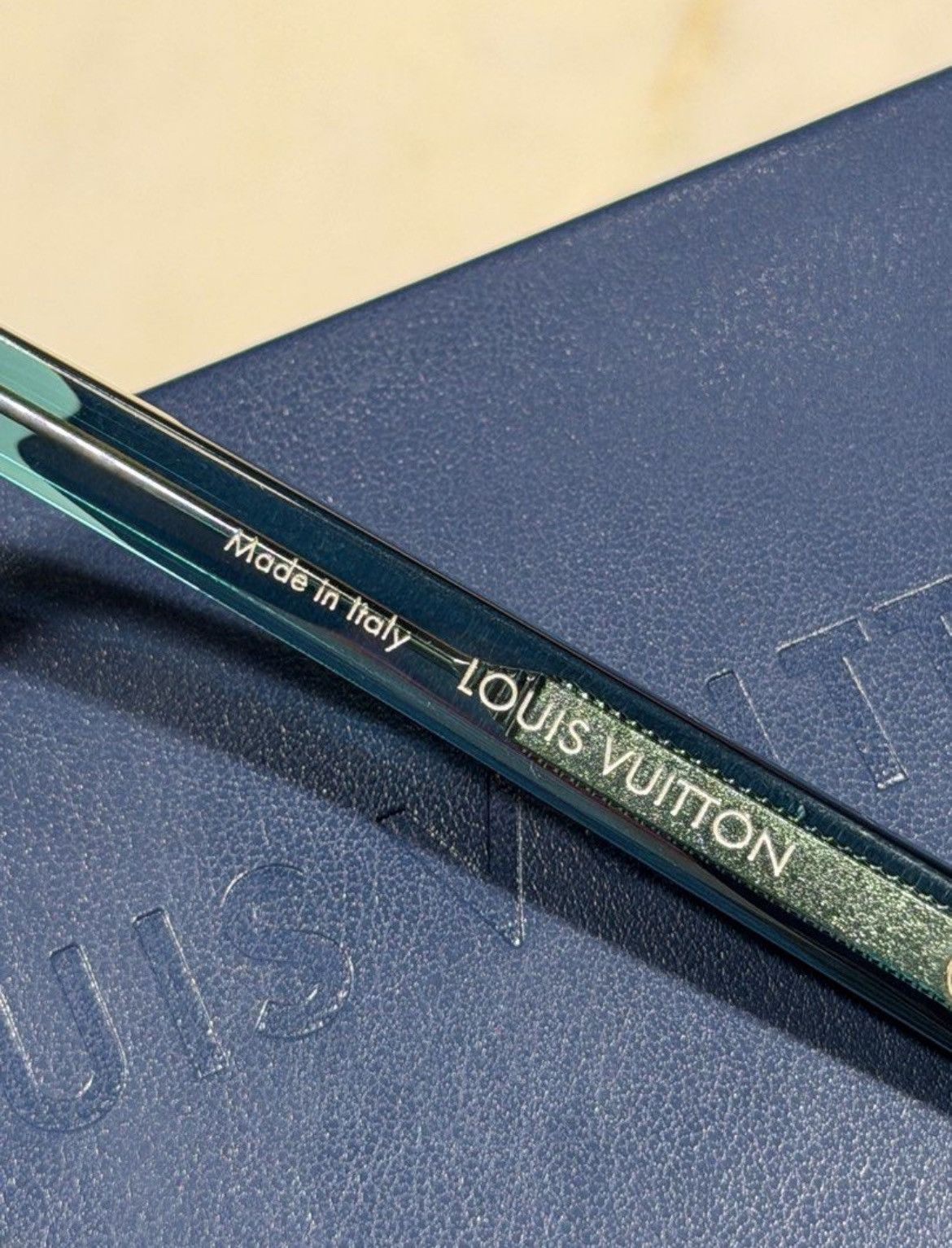 Louis Vuitton Authentic Louis Vuitton Bloom Square Sunglasses Size ONE SIZE - 8 Thumbnail
