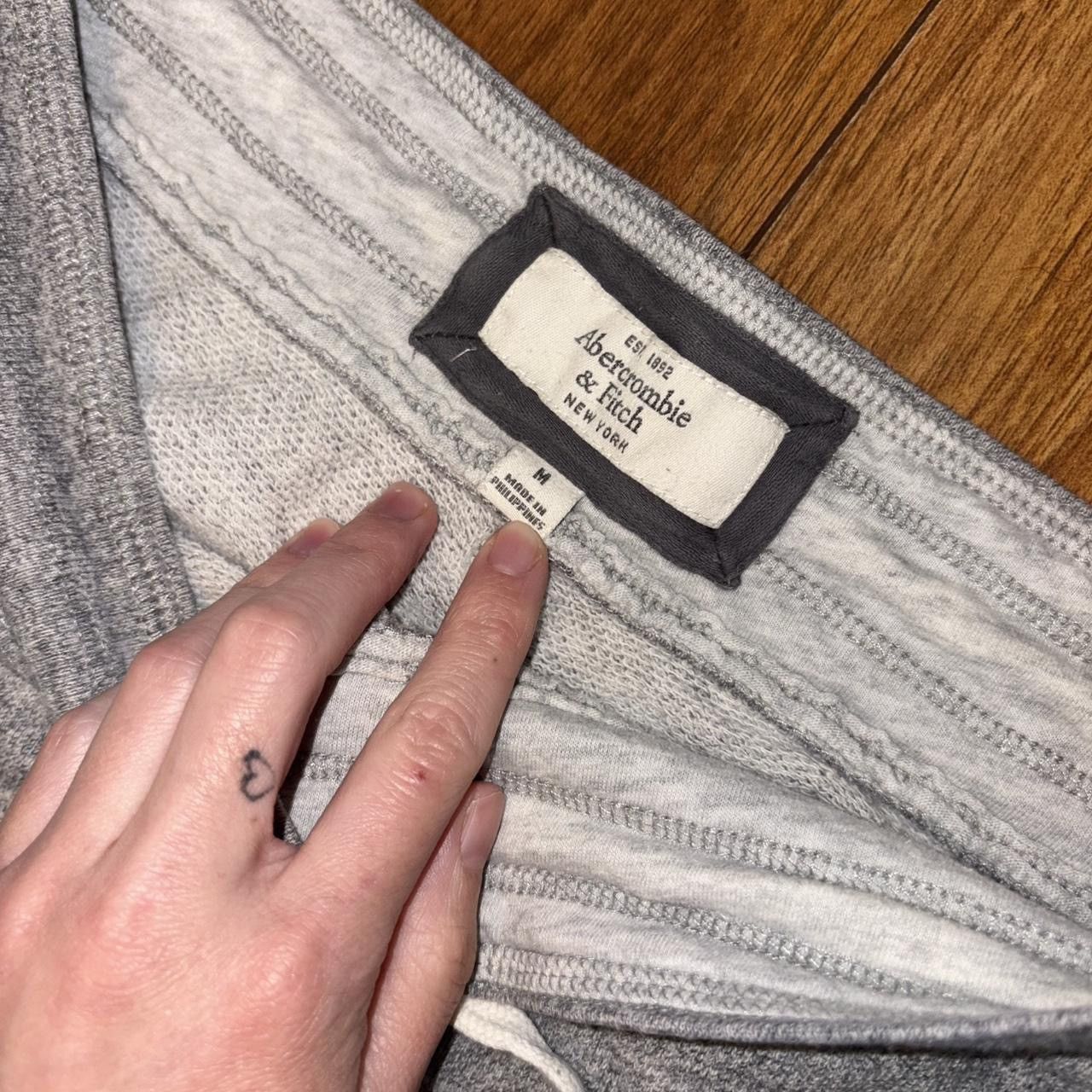 Abercrombie & Fitch Grey Y2K Abercrombie and Fitch sweatpants with logo Size 30" / US 8 / IT 44 - 3 Thumbnail