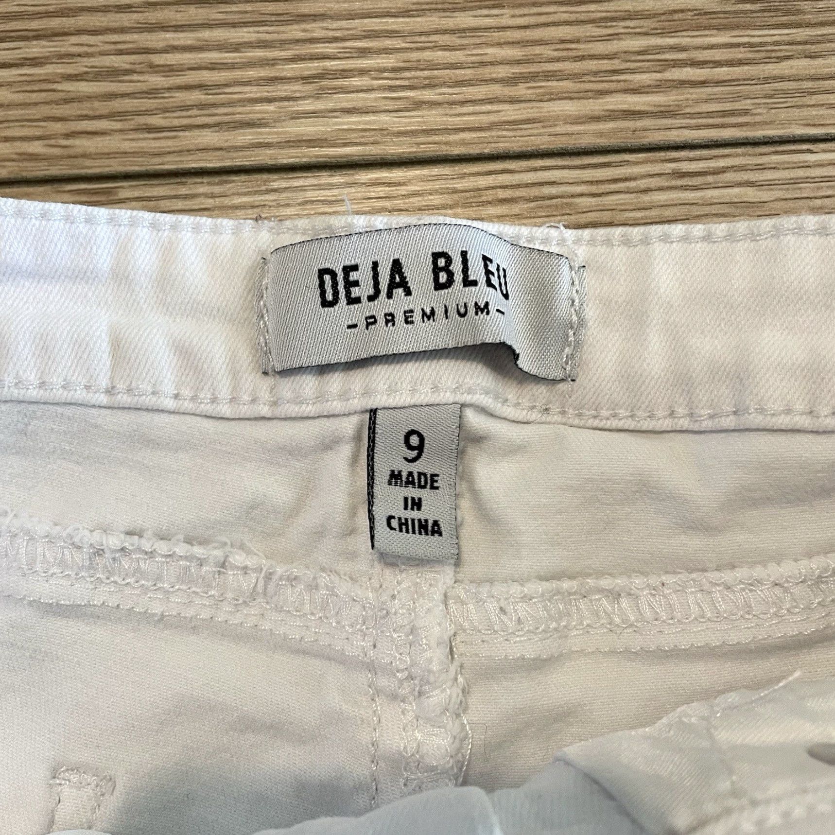 Vintage VINTAGE Deja Bleu Women's White Distressed Jean Cut-Off Shorts Size 9 Size 30" / US 8 / IT 44 - 2 Thumbnail