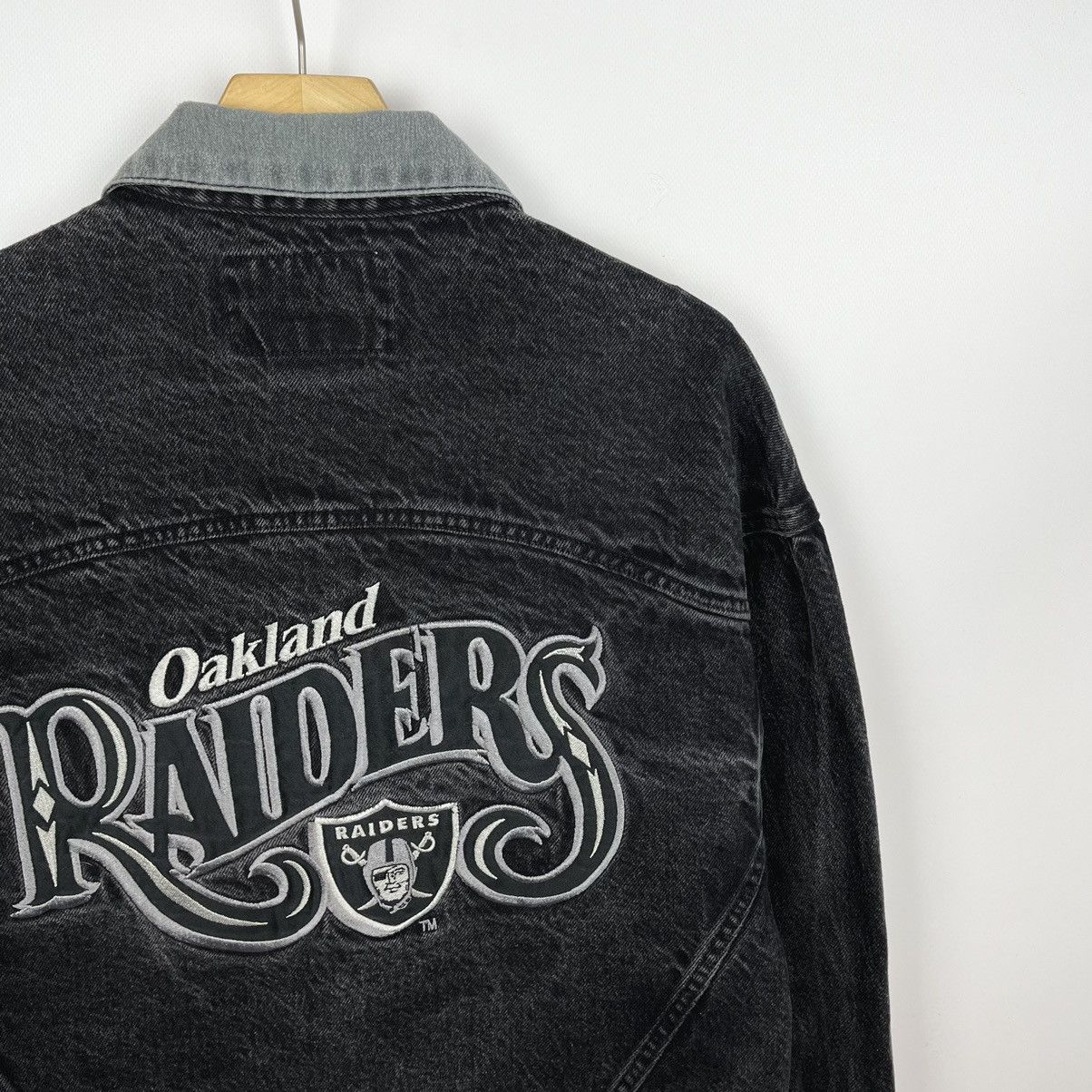 NFL Vintage Oakland Raiders NFL rare big logo denim jacket 90’s Size US M / EU 48-50 / 2 - 16 Thumbnail