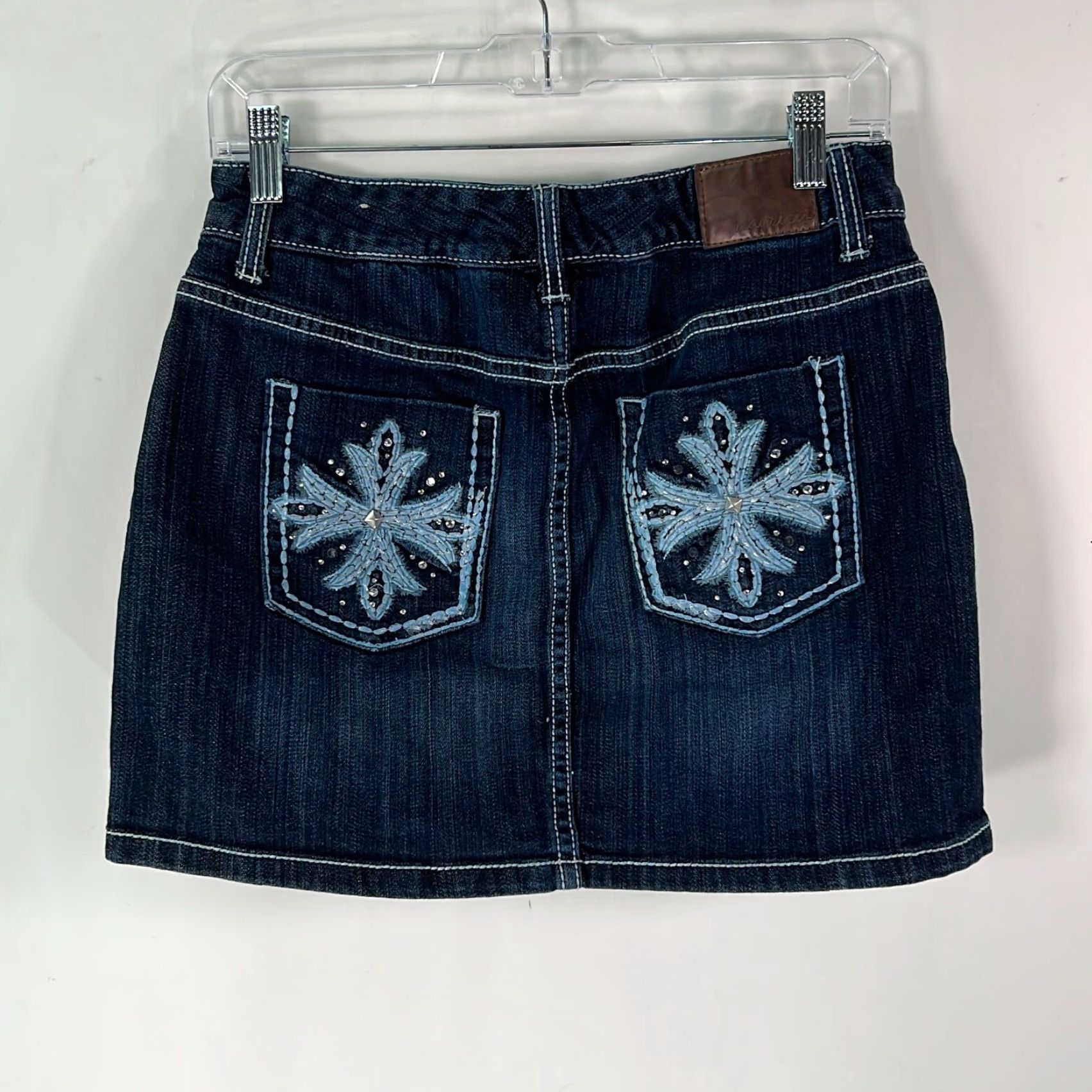 Vintage Maurices Skirt Mini Denim Blue 7/8R Adult Women Casual Embroidered Flat Front Stretch 98% Cotton 2% Spandex Size 28" / US 6 / IT 42 - 2 Thumbnail